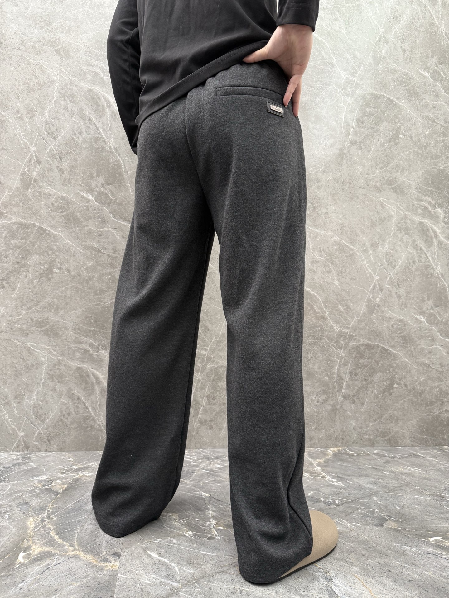 lP🆕🌈🌈新款羊毛休闲裤，采用羊毛面料打造，舒适保暖轻肤软糯，非常有垂感不显臃肿。前面皮标设计，五金细节