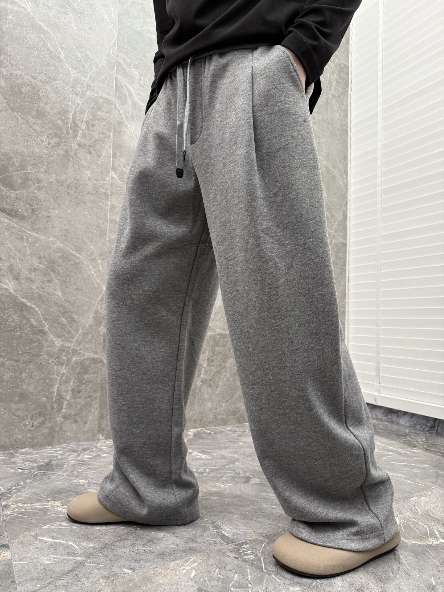 lP🆕🌈🌈新款羊毛休闲裤，采用羊毛面料打造，舒适保暖轻肤软糯，非常有垂感不显臃肿。前面皮标设计，五金细节