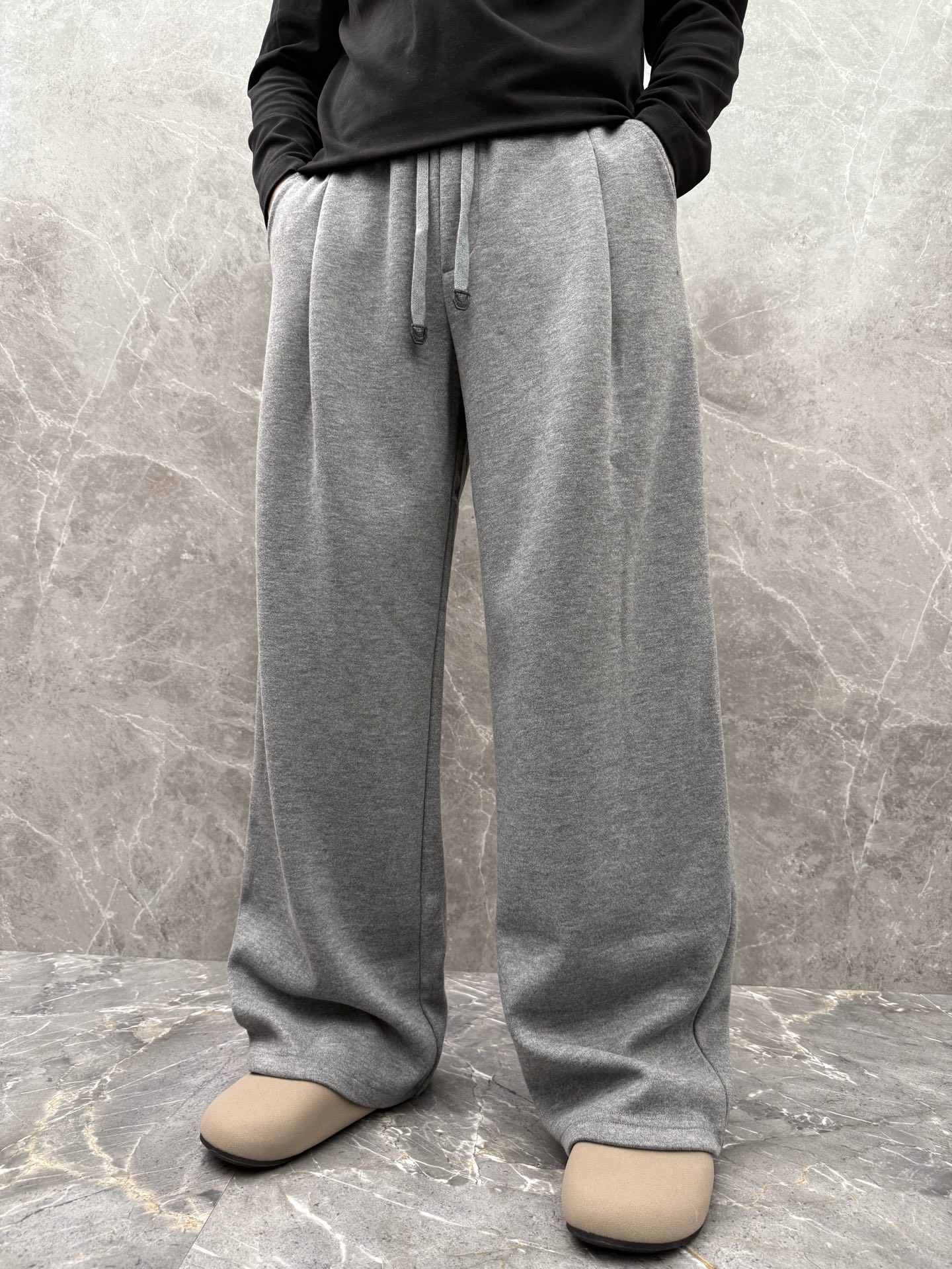 lP🆕🌈🌈新款羊毛休闲裤，采用羊毛面料打造，舒适保暖轻肤软糯，非常有垂感不显臃肿。前面皮标设计，五金细节