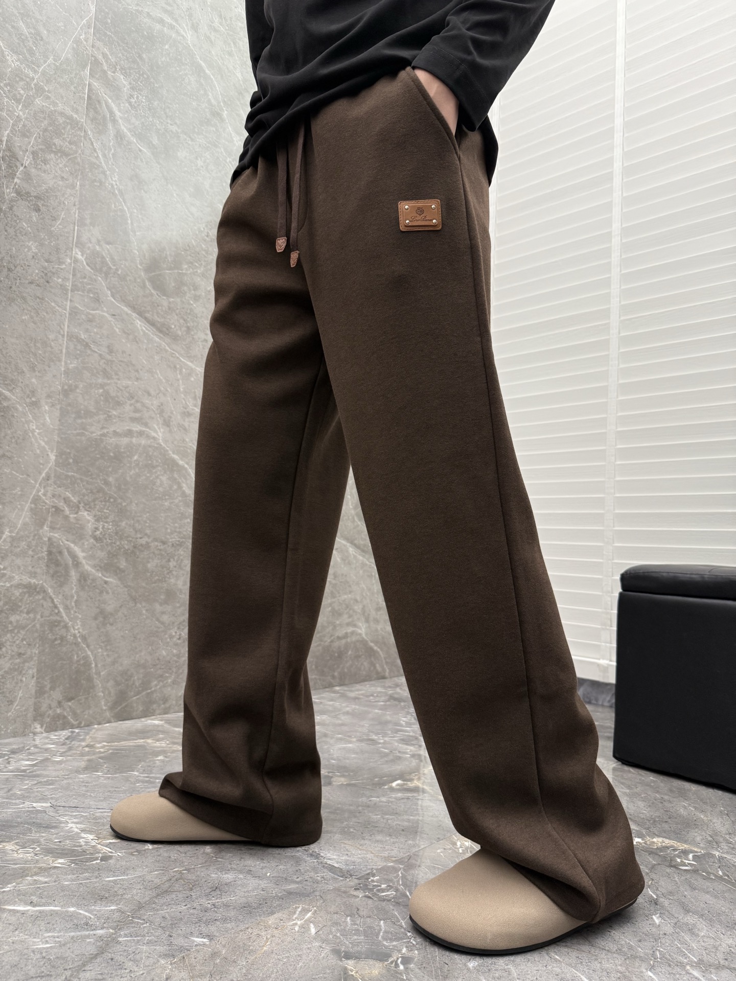 lP🆕🌈🌈新款羊毛休闲裤，采用羊毛面料打造，舒适保暖轻肤软糯，非常有垂感不显臃肿。前面皮标设计，五金细节