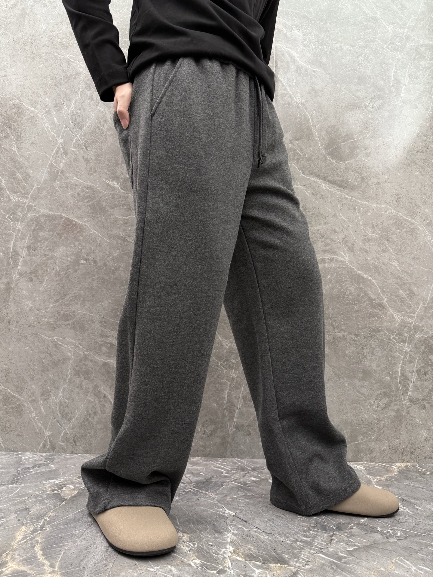 lP🆕🌈🌈新款羊毛休闲裤，采用羊毛面料打造，舒适保暖轻肤软糯，非常有垂感不显臃肿。前面皮标设计，五金细节