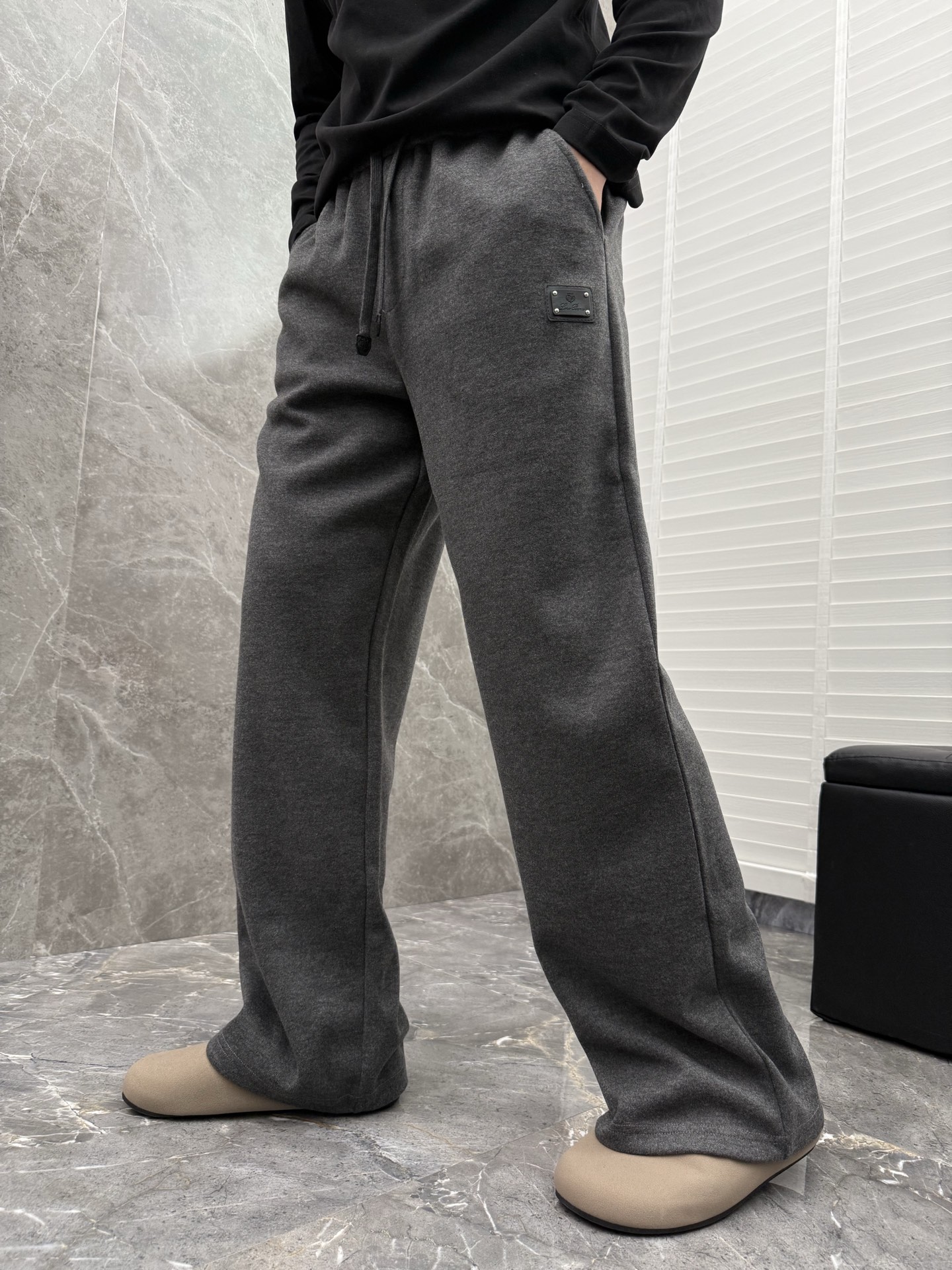 lP🆕🌈🌈新款羊毛休闲裤，采用羊毛面料打造，舒适保暖轻肤软糯，非常有垂感不显臃肿。前面皮标设计，五金细节