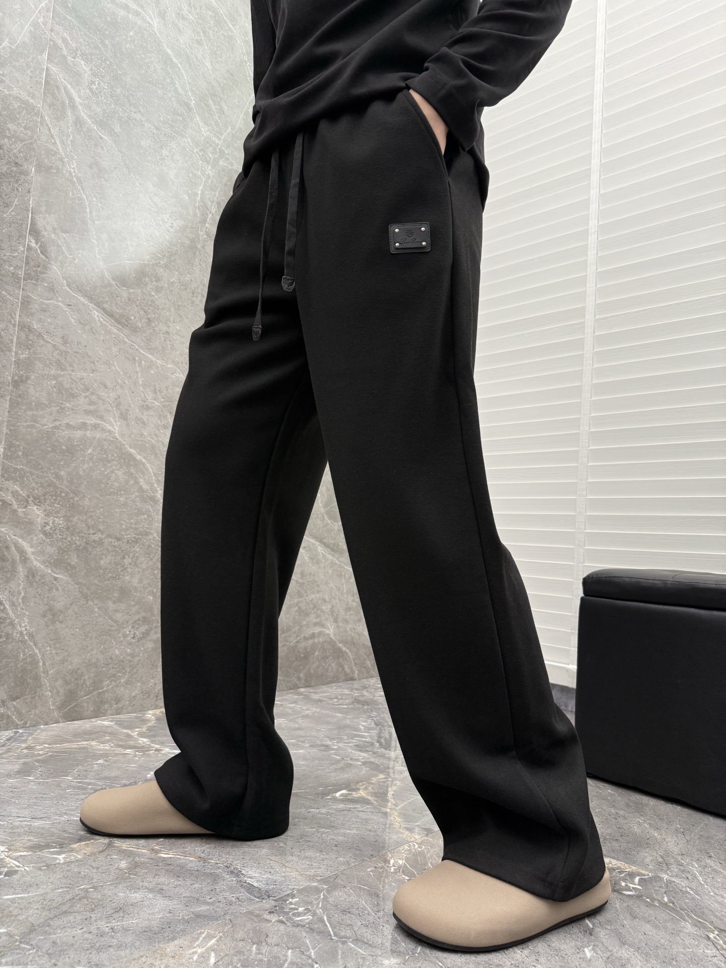 lP🆕🌈🌈新款羊毛休闲裤，采用羊毛面料打造，舒适保暖轻肤软糯，非常有垂感不显臃肿。前面皮标设计，五金细节