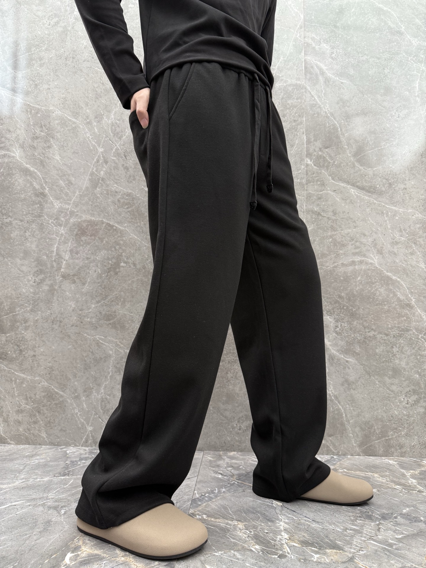 lP🆕🌈🌈新款羊毛休闲裤，采用羊毛面料打造，舒适保暖轻肤软糯，非常有垂感不显臃肿。前面皮标设计，五金细节