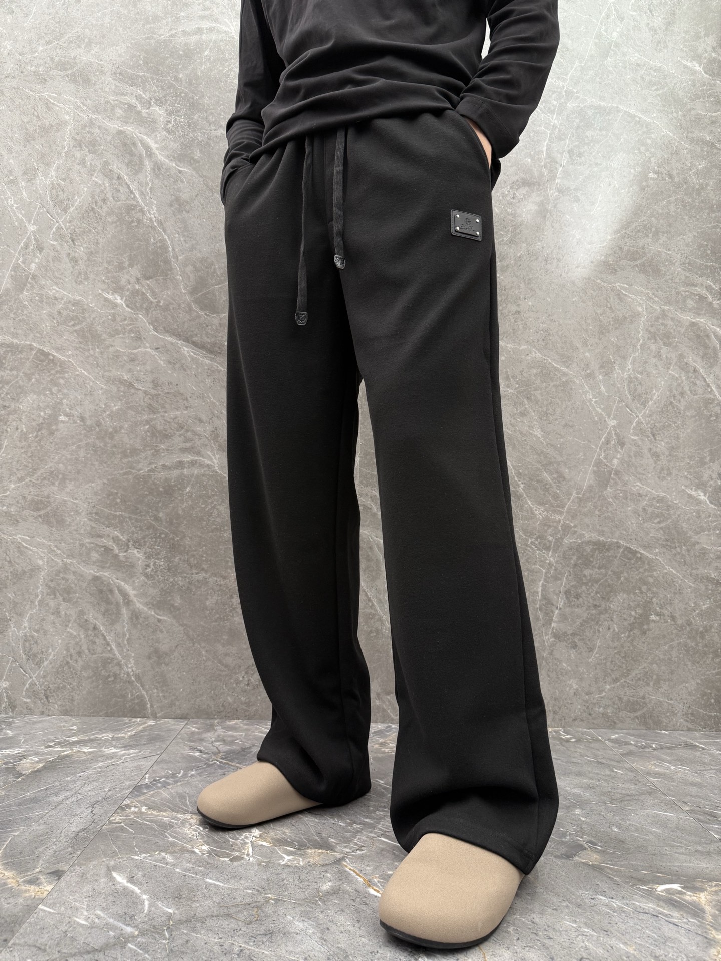 lP🆕🌈🌈新款羊毛休闲裤，采用羊毛面料打造，舒适保暖轻肤软糯，非常有垂感不显臃肿。前面皮标设计，五金细节