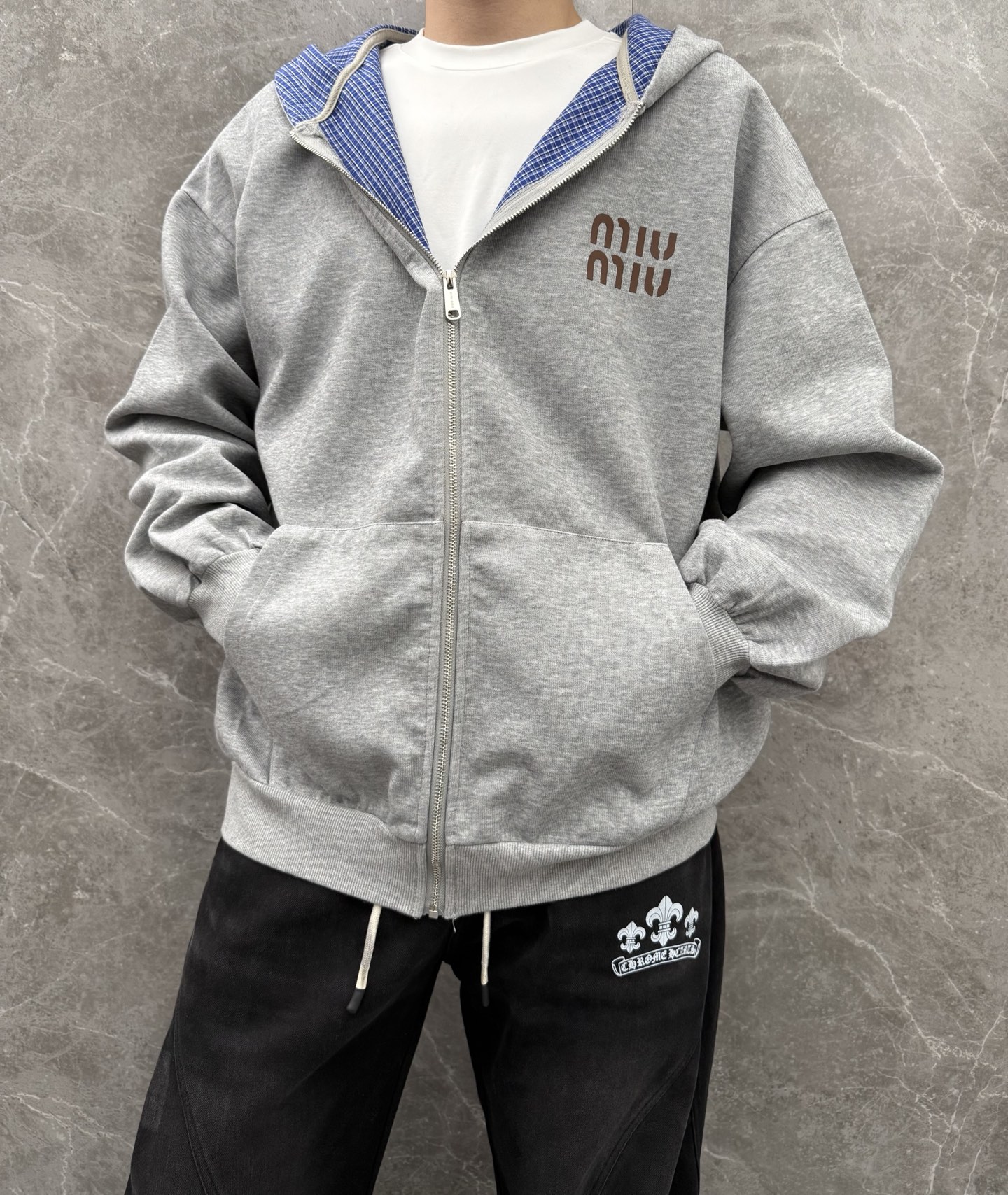 NO:547241,MIUMIU cardigan jacket is aimed at casual fashion people who pay attention to quality. The quality is extraordinary!  !  The brand is displayed on the chest, and the zipper design matches the brand ~ the preferred casual and fashionable item, the same style for men and women!  Size M-XXL,,miumiu,jackets & coats,alexander wang19860909MIUMIU开衫外套针对注重品质的休闲时尚人士.品质超凡！！胸口以品牌显示、搭配相呼应品牌拉链设计～休闲时尚优选单品 男女同款！码数M-XXL,,miumiu,jackets & coats,alexander wang,Men's clothing