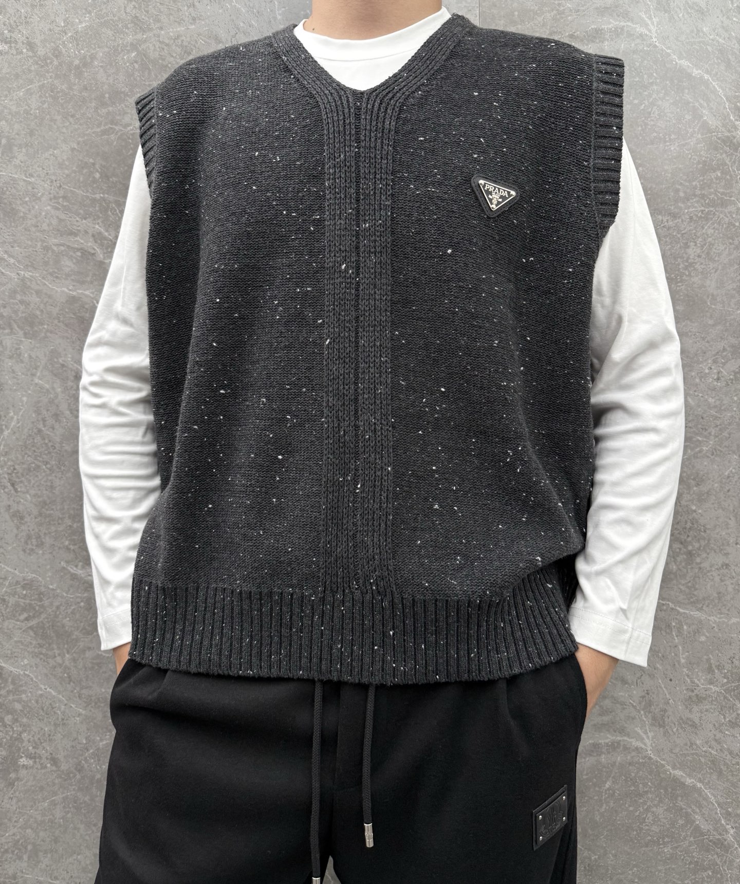 NO:547237,Pujia’s new knitted vest, wearing a simple and capable casual vest, instantly returns to fashionable and domineering, and the hardware logo design is full of vitality. The slim tailoring reflects our perfect body shape and can be easily controlled no matter how fat or thin it is. Super versatile style, a style that does not pick the figure, is suitable for wearing different age groups. High street wear styles, and a powerful combination!  Size S-XXL, prada,alexander wang19860909普家新款针织马甲,穿上简约干练的休闲马甲,瞬间重回时髦霸气,五金logo设计,又是活力满满的状态.修身的剪裁体现出我们完美的体型无论胖瘦都可以轻松驾驭.超百搭款式,不挑身材的款,适合不同年龄段穿着.高街实穿款,搭配利器！尺码S-XXL,,prada,alexander wang,Men's clothing