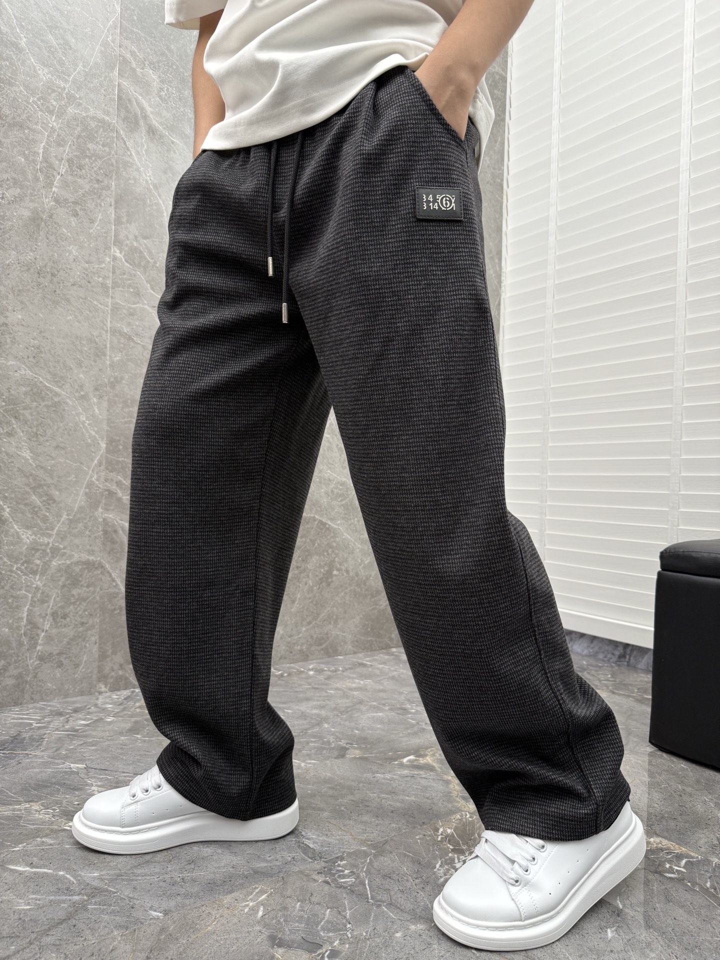 NO:547198,Majira's new wool houndstooth casual pants are made of wool fabric, comfortable, warm, light and soft, very drooping and not bloated. The front leather logo design and hardware details are in place, which is super beautiful and versatile!  Code number M-XXXL,,masion margiela,alexander wang19860909马吉拉新款羊毛千鸟格休闲裤,采用羊毛面料打造,舒适保暖轻肤软糯,非常有垂感不显臃肿.前面皮标设计,五金细节到位点缀,超级好看百搭！码数M-XXXL,,masion margiela,alexander wang,Men's clothing