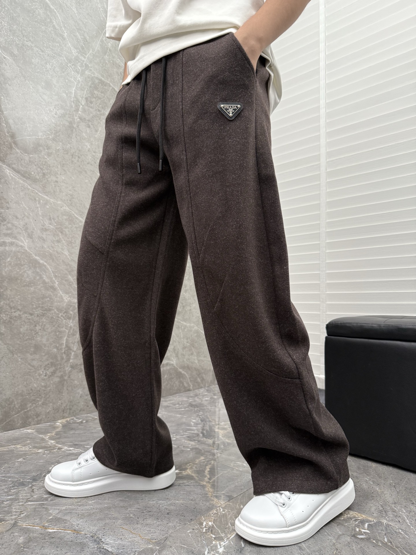 NO:547205,Pujia’s new wool casual pants are made of wool fabric, comfortable, warm, light and soft, very drooping and not bloated. The front leather logo design and hardware details are in place, which is super beautiful and versatile!  Code number M-XXXL, prada,alexander wang19860909普家新款羊毛休闲裤,采用羊毛面料打造,舒适保暖轻肤软糯,非常有垂感不显臃肿.前面皮标设计,五金细节到位点缀,超级好看百搭！码数M-XXXL,,prada,alexander wang,Men's clothing