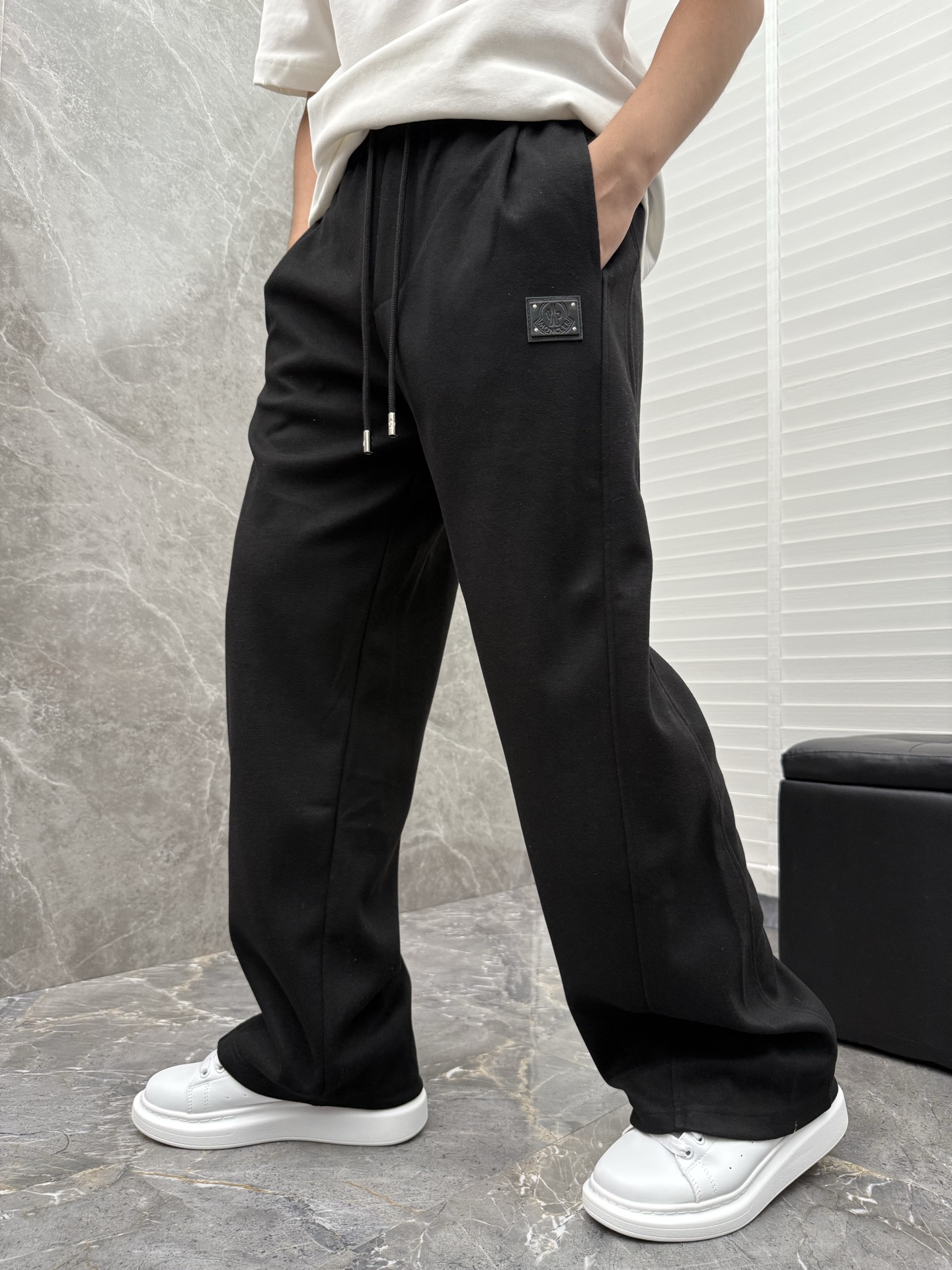 NO:547212,The new wool casual pants are made of wool fabric, comfortable, warm, light and soft, very droopy, not bloated. The leather logo design on the front, and the hardware details are in place, making them look super beautiful and versatile!  Code number M-XXXL, Moncler, alexander wang19860909蒙口新款羊毛休闲裤,采用羊毛面料打造,舒适保暖轻肤软糯,非常有垂感不显臃肿.前面皮标设计,五金细节到位点缀,超级好看百搭！码数M-XXXL,,Moncler,alexander wang,Men's clothing