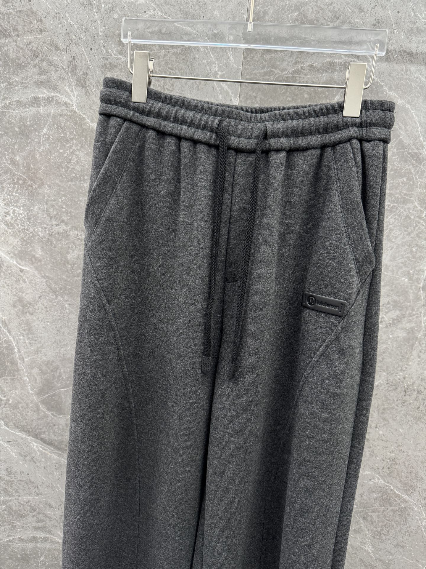 Lulu🌈🌈新款加绒休闲裤，采用高定加绒面料，手感柔软舒适，亲肤透气。侧边采用皮牌点缀，低调奢华，超级好