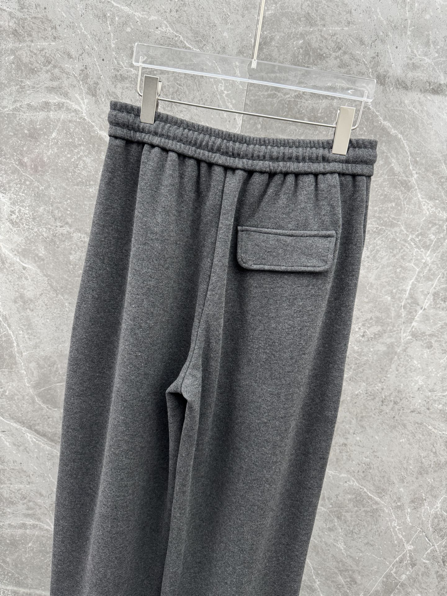 Lulu🌈🌈新款加绒休闲裤，采用高定加绒面料，手感柔软舒适，亲肤透气。侧边采用皮牌点缀，低调奢华，超级好