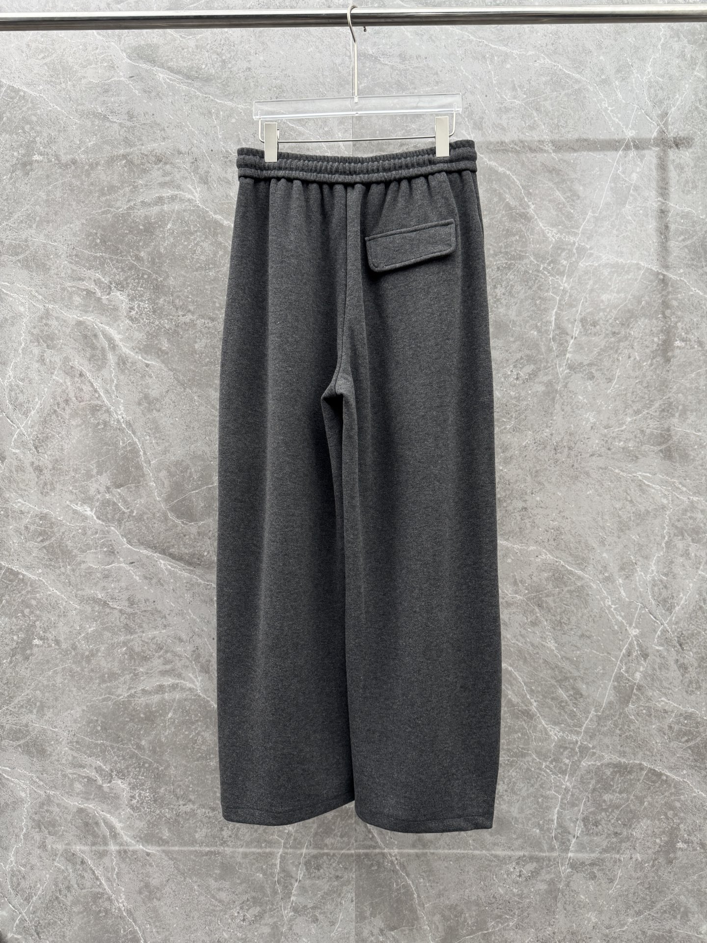 Lulu🌈🌈新款加绒休闲裤，采用高定加绒面料，手感柔软舒适，亲肤透气。侧边采用皮牌点缀，低调奢华，超级好