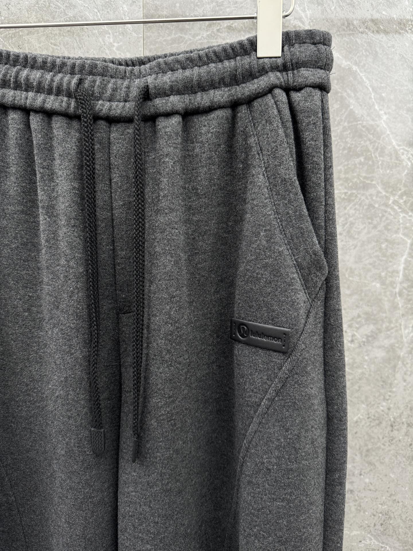 Lulu🌈🌈新款加绒休闲裤，采用高定加绒面料，手感柔软舒适，亲肤透气。侧边采用皮牌点缀，低调奢华，超级好