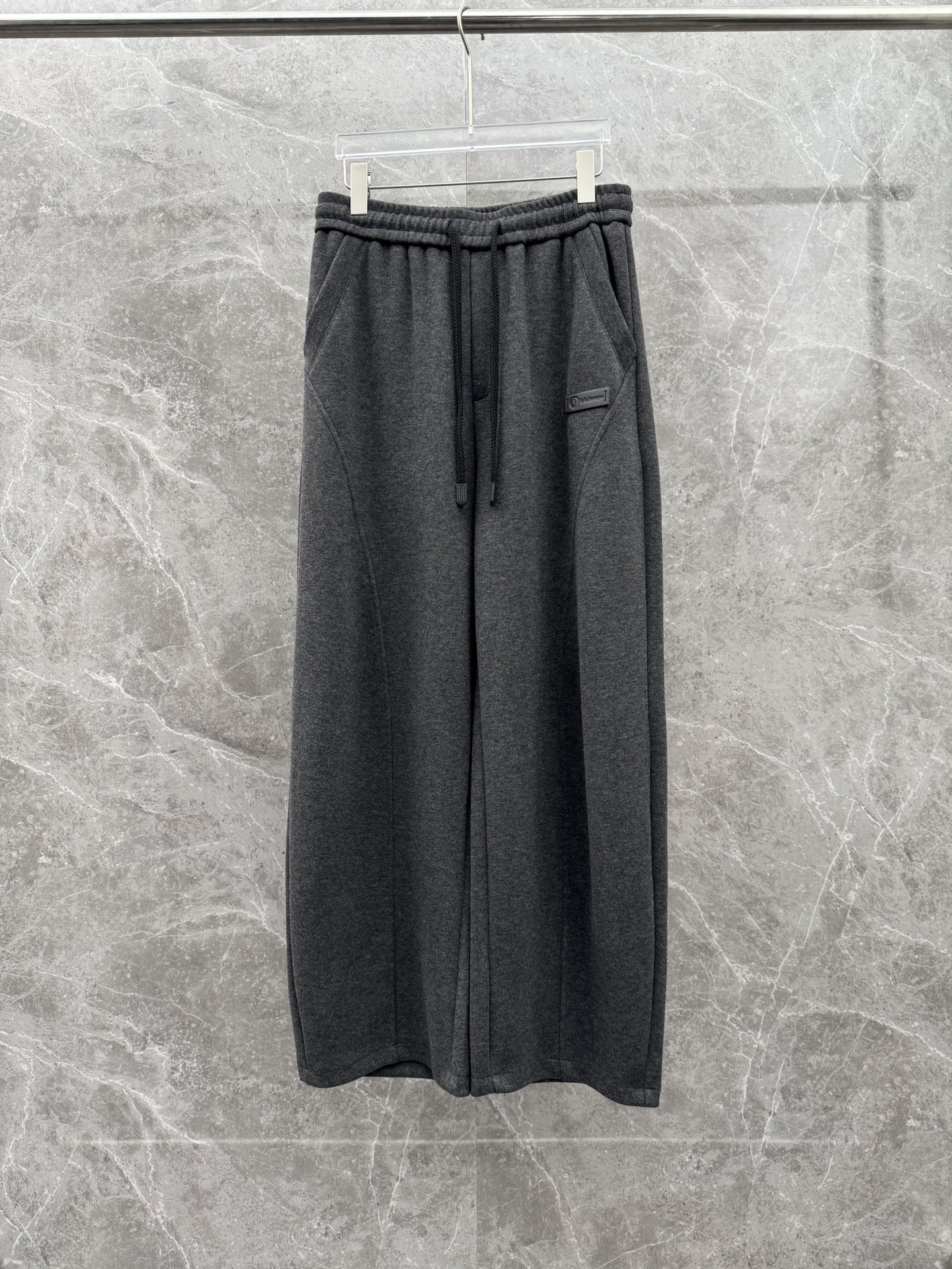 Lulu🌈🌈新款加绒休闲裤，采用高定加绒面料，手感柔软舒适，亲肤透气。侧边采用皮牌点缀，低调奢华，超级好