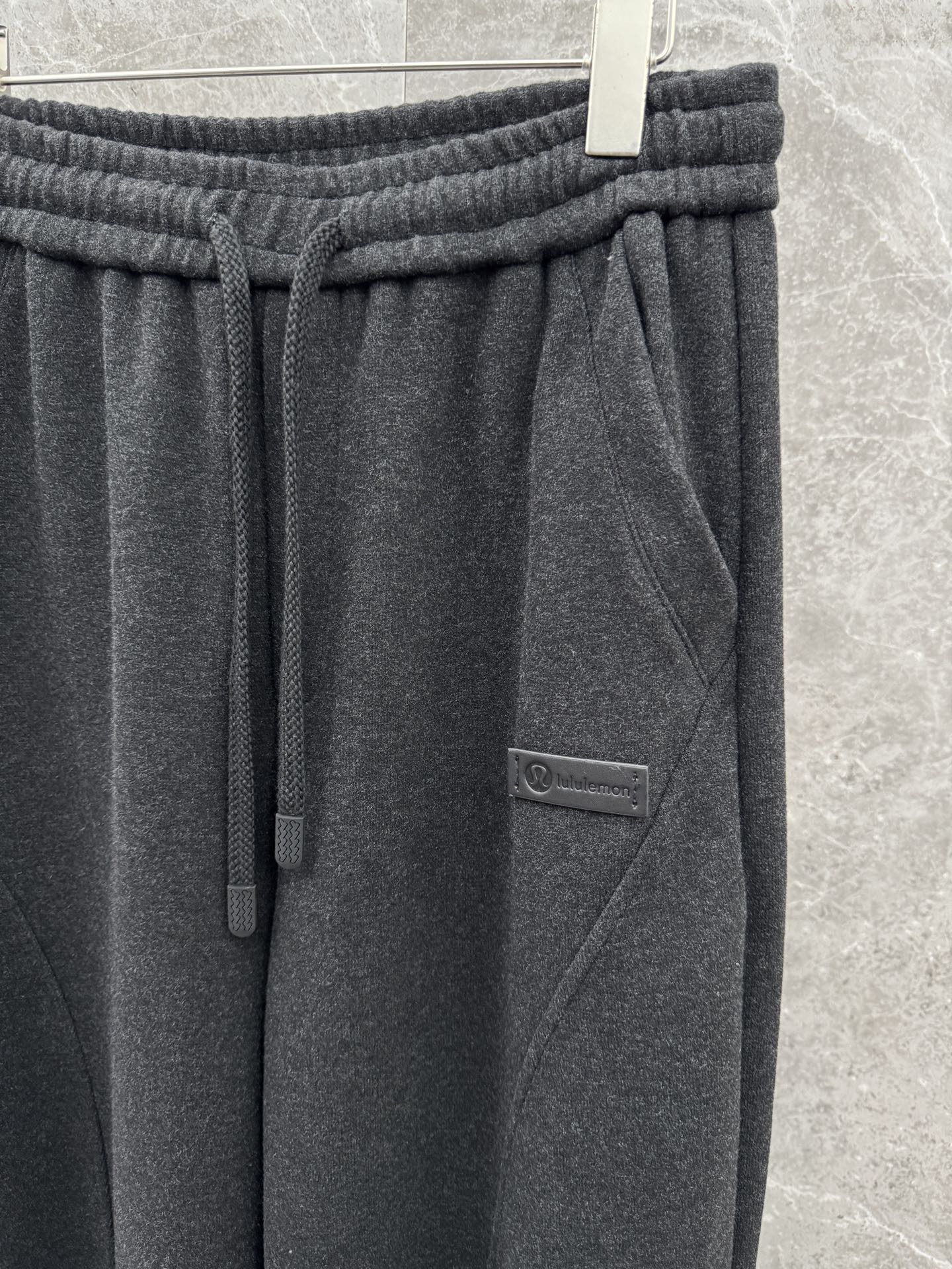 Lulu🌈🌈新款加绒休闲裤，采用高定加绒面料，手感柔软舒适，亲肤透气。侧边采用皮牌点缀，低调奢华，超级好