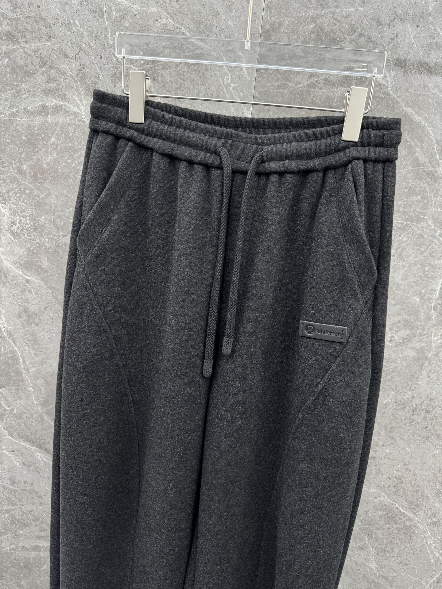 Lulu🌈🌈新款加绒休闲裤，采用高定加绒面料，手感柔软舒适，亲肤透气。侧边采用皮牌点缀，低调奢华，超级好