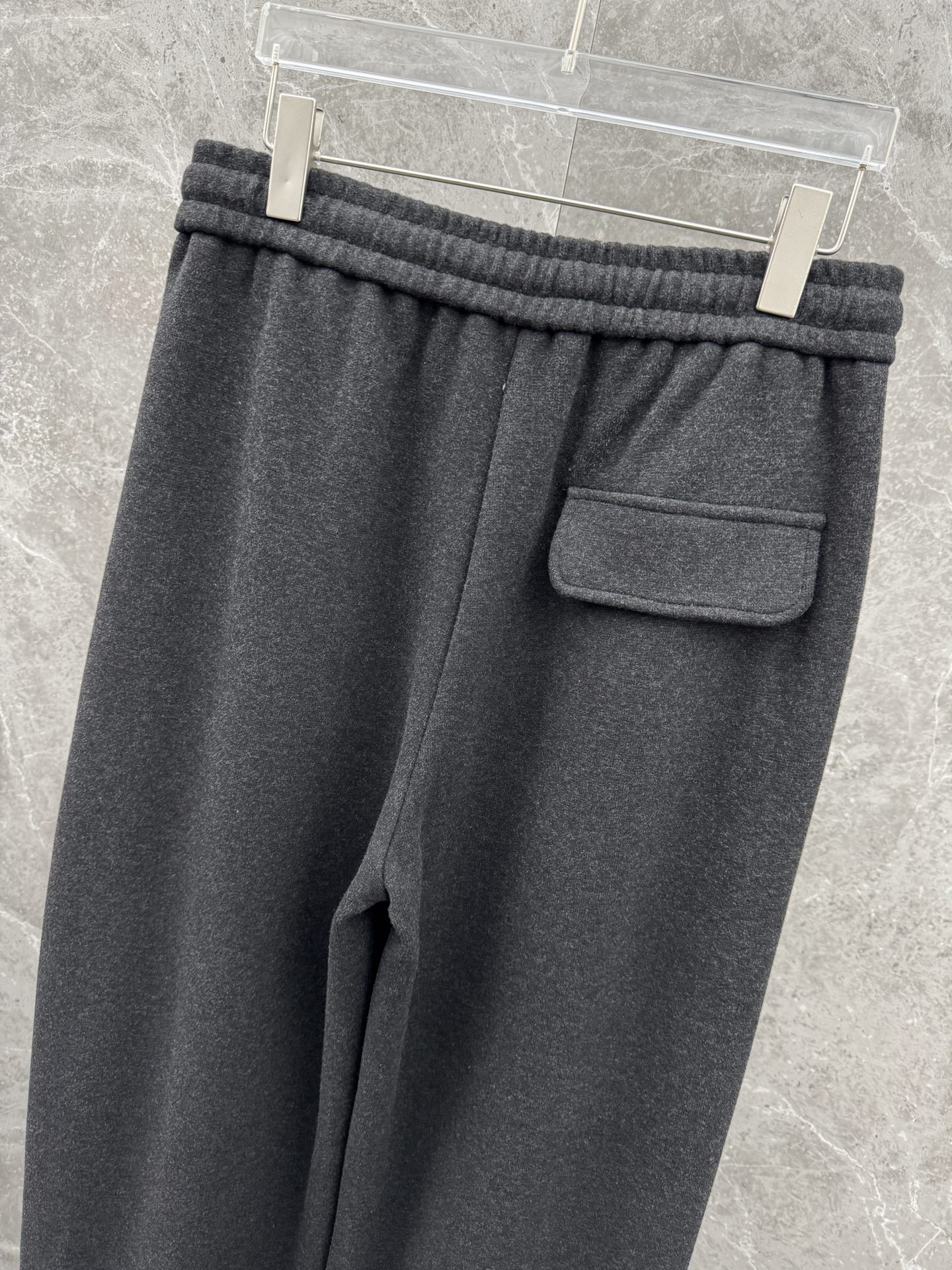 Lulu🌈🌈新款加绒休闲裤，采用高定加绒面料，手感柔软舒适，亲肤透气。侧边采用皮牌点缀，低调奢华，超级好