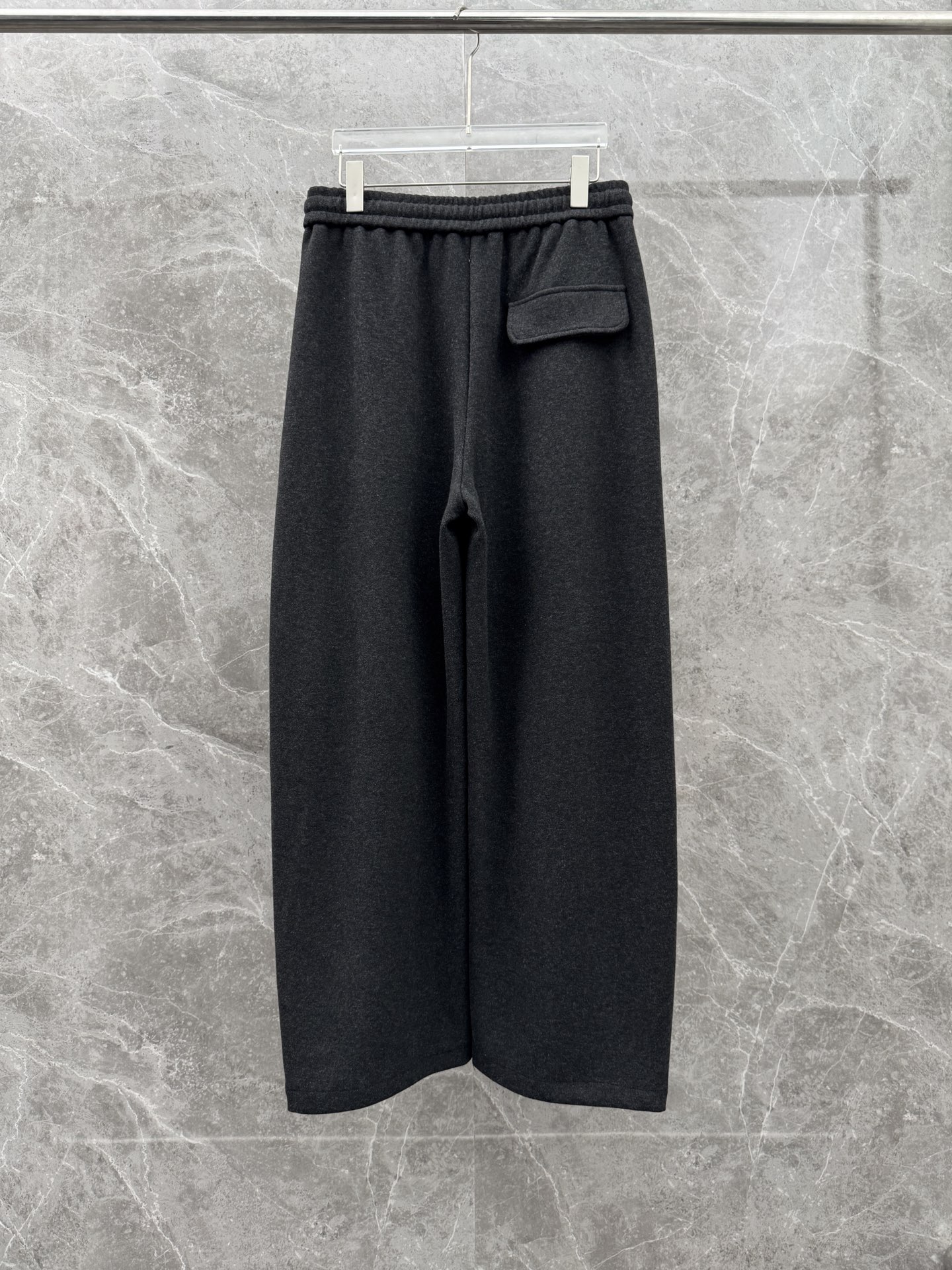 Lulu🌈🌈新款加绒休闲裤，采用高定加绒面料，手感柔软舒适，亲肤透气。侧边采用皮牌点缀，低调奢华，超级好