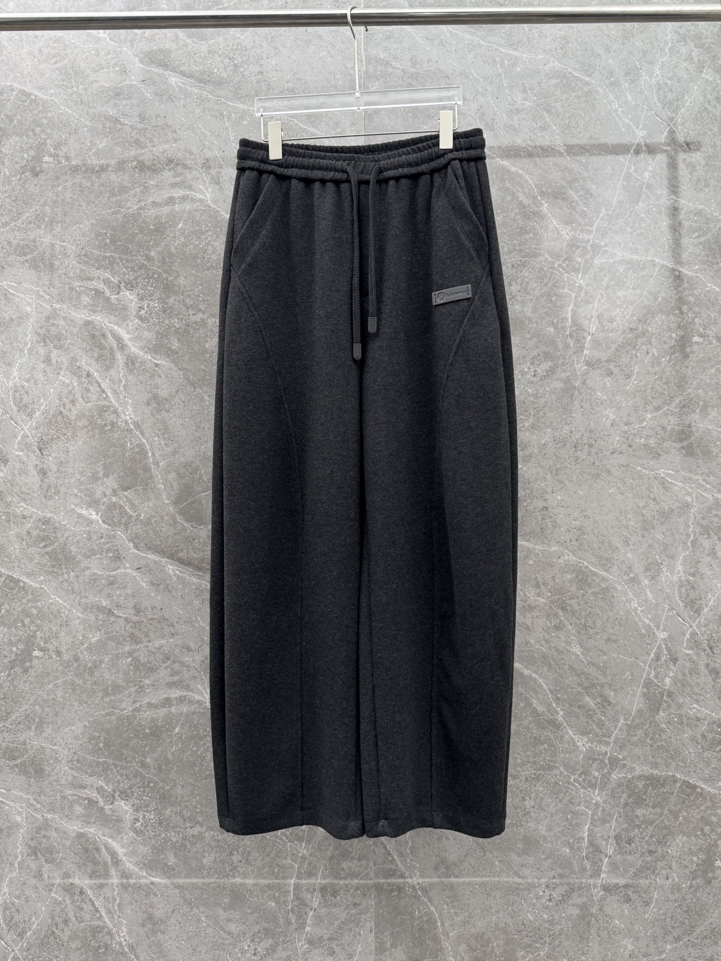 Lulu🌈🌈新款加绒休闲裤，采用高定加绒面料，手感柔软舒适，亲肤透气。侧边采用皮牌点缀，低调奢华，超级好