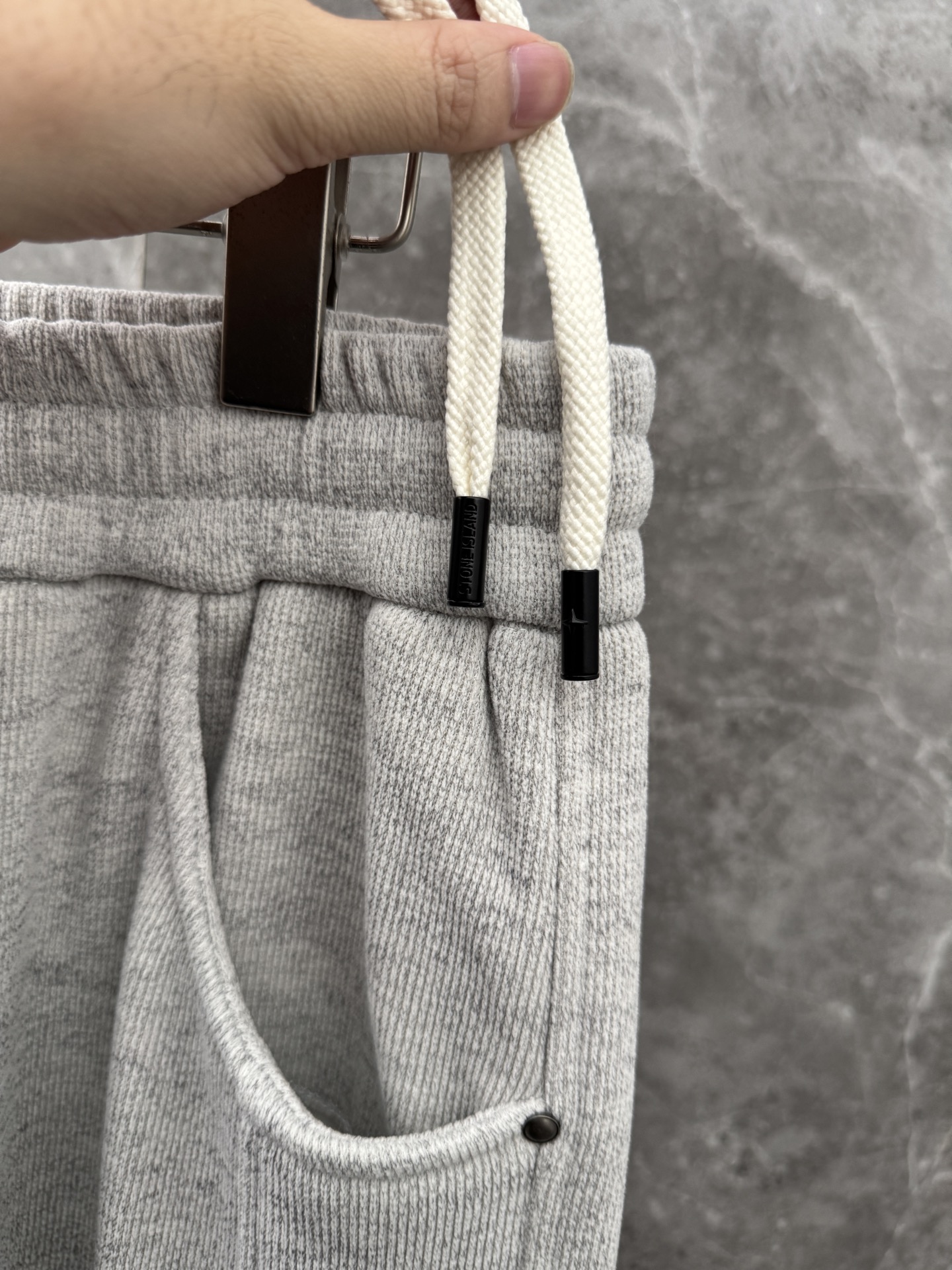 石头岛联名迪奥🌈🌈新款休闲加绒长裤，采用高定加绒面料，面料挺括有型设计装饰，上身足够吸睛且回头率爆棚！休