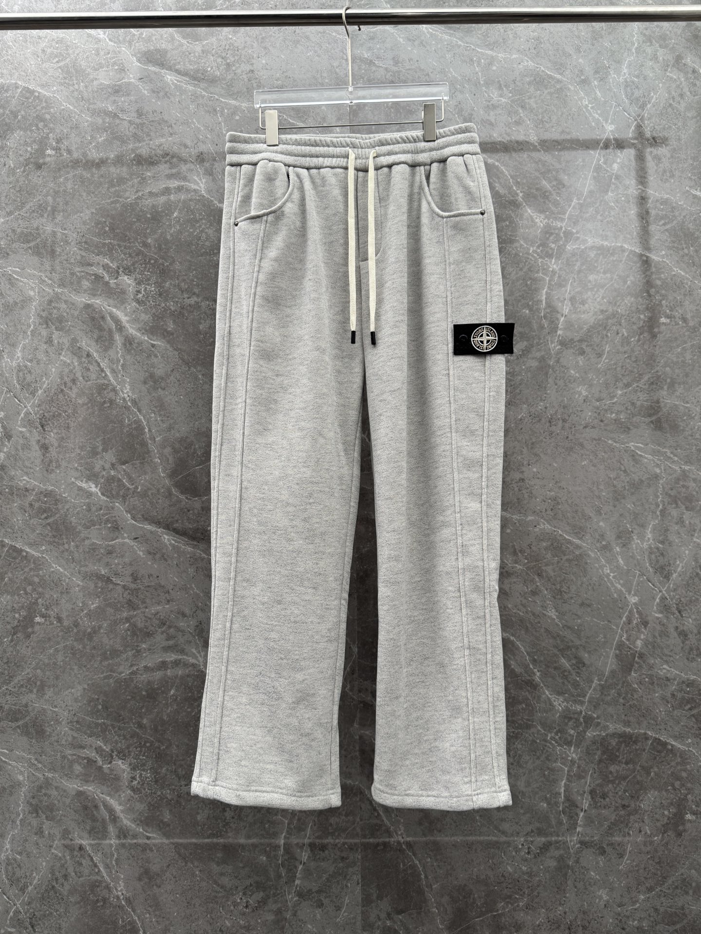 石头岛联名迪奥🌈🌈新款休闲加绒长裤，采用高定加绒面料，面料挺括有型设计装饰，上身足够吸睛且回头率爆棚！休