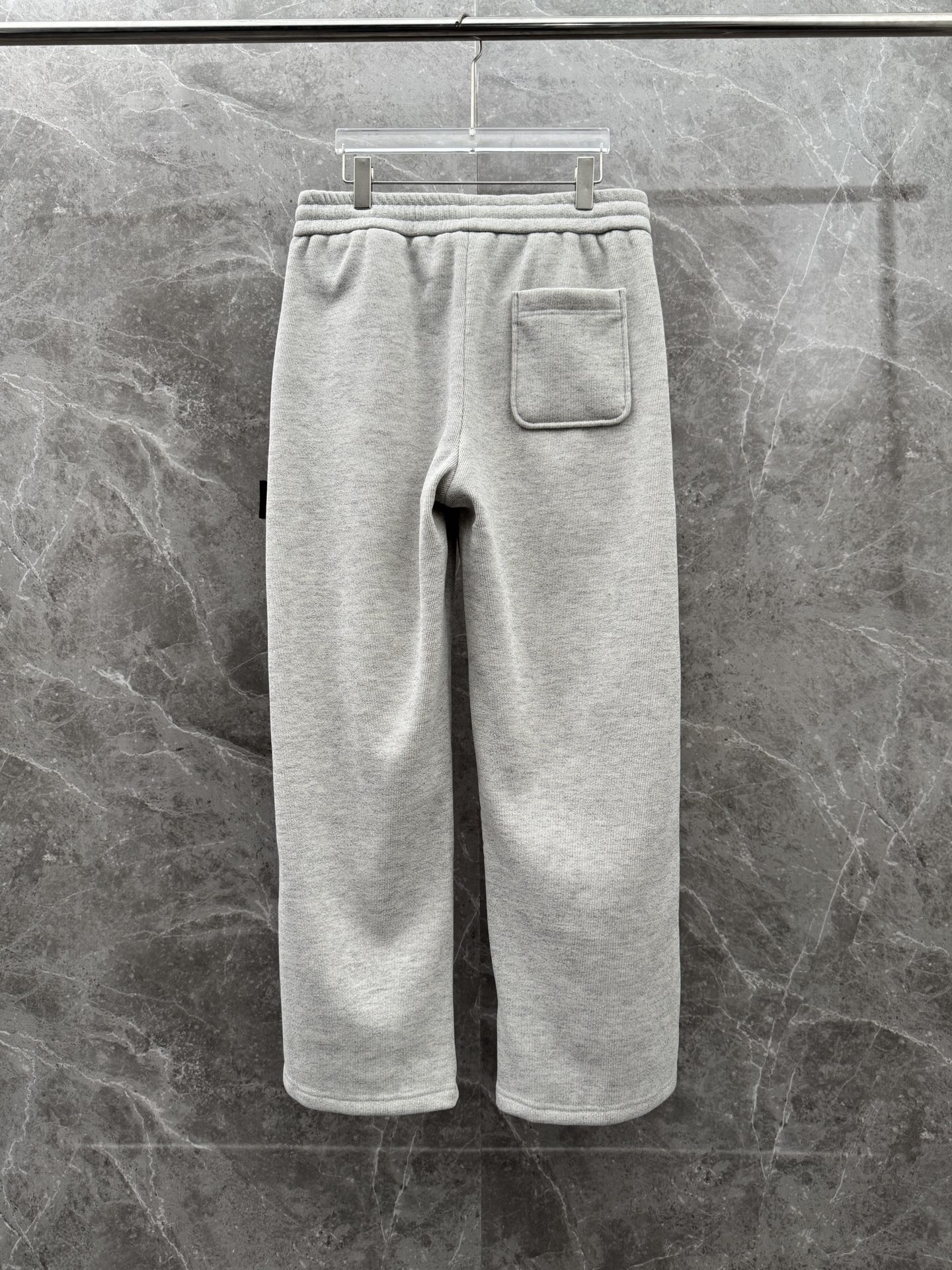 石头岛联名迪奥🌈🌈新款休闲加绒长裤，采用高定加绒面料，面料挺括有型设计装饰，上身足够吸睛且回头率爆棚！休