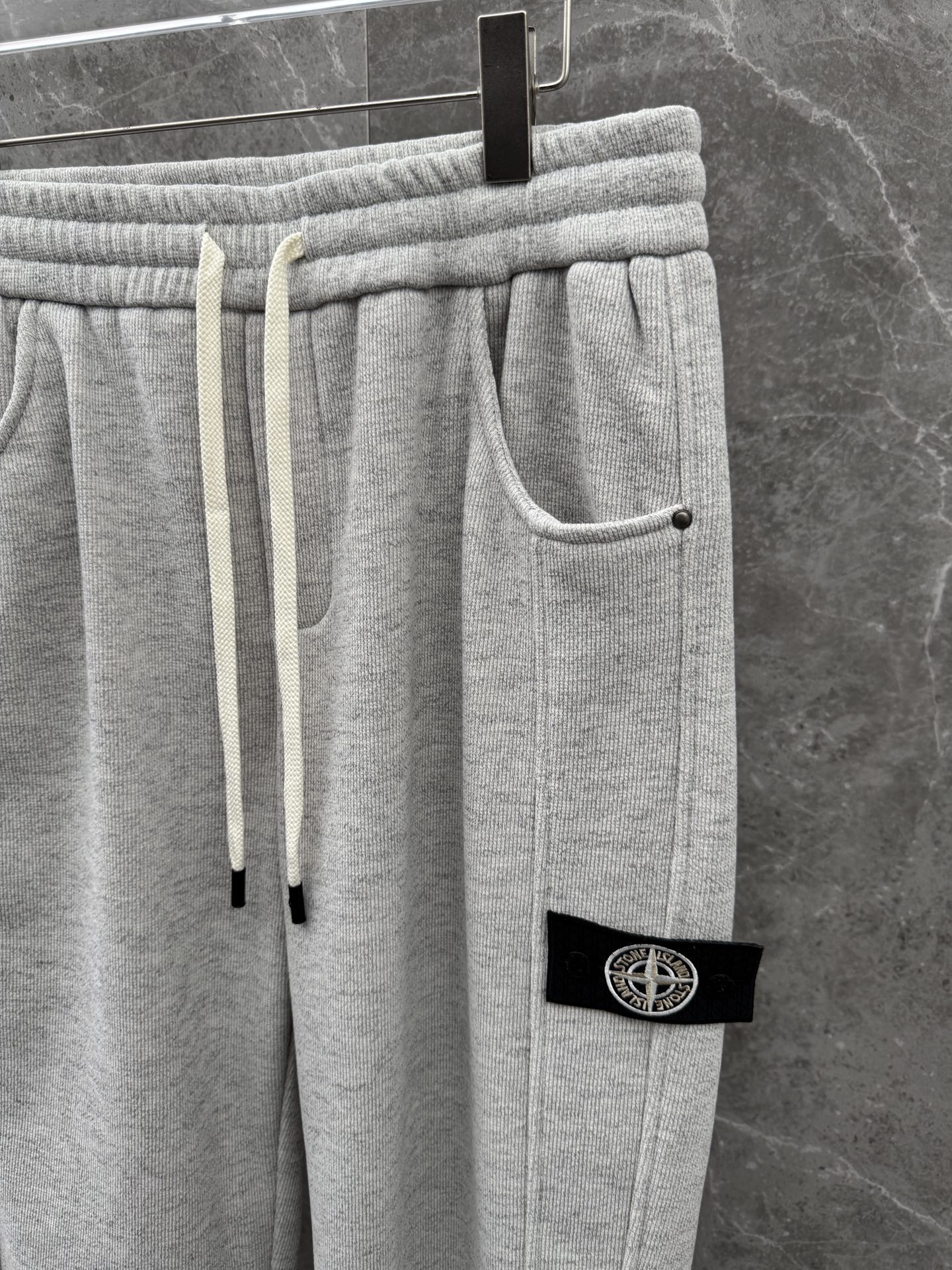 石头岛联名迪奥🌈🌈新款休闲加绒长裤，采用高定加绒面料，面料挺括有型设计装饰，上身足够吸睛且回头率爆棚！休