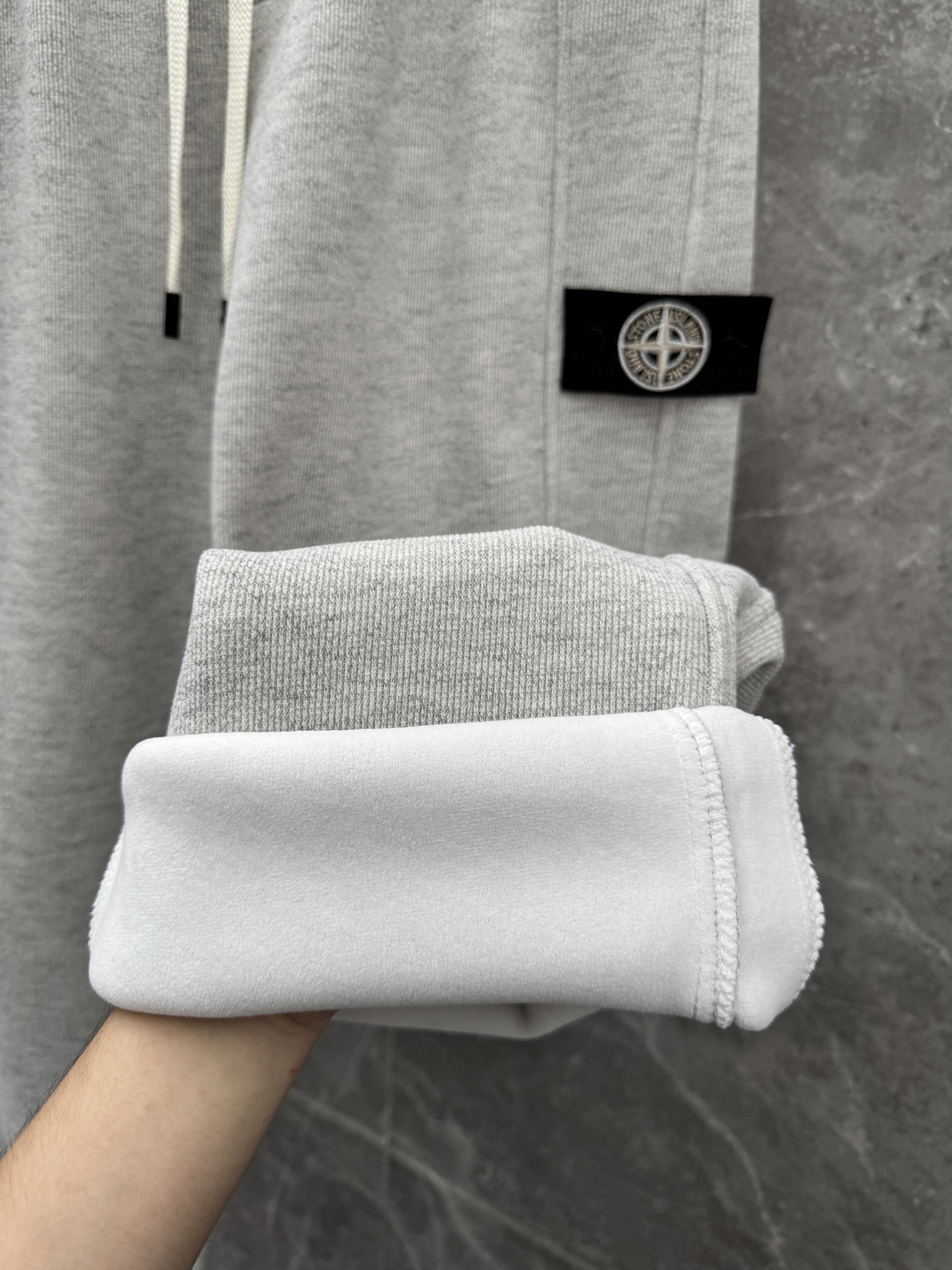 石头岛联名迪奥🌈🌈新款休闲加绒长裤，采用高定加绒面料，面料挺括有型设计装饰，上身足够吸睛且回头率爆棚！休