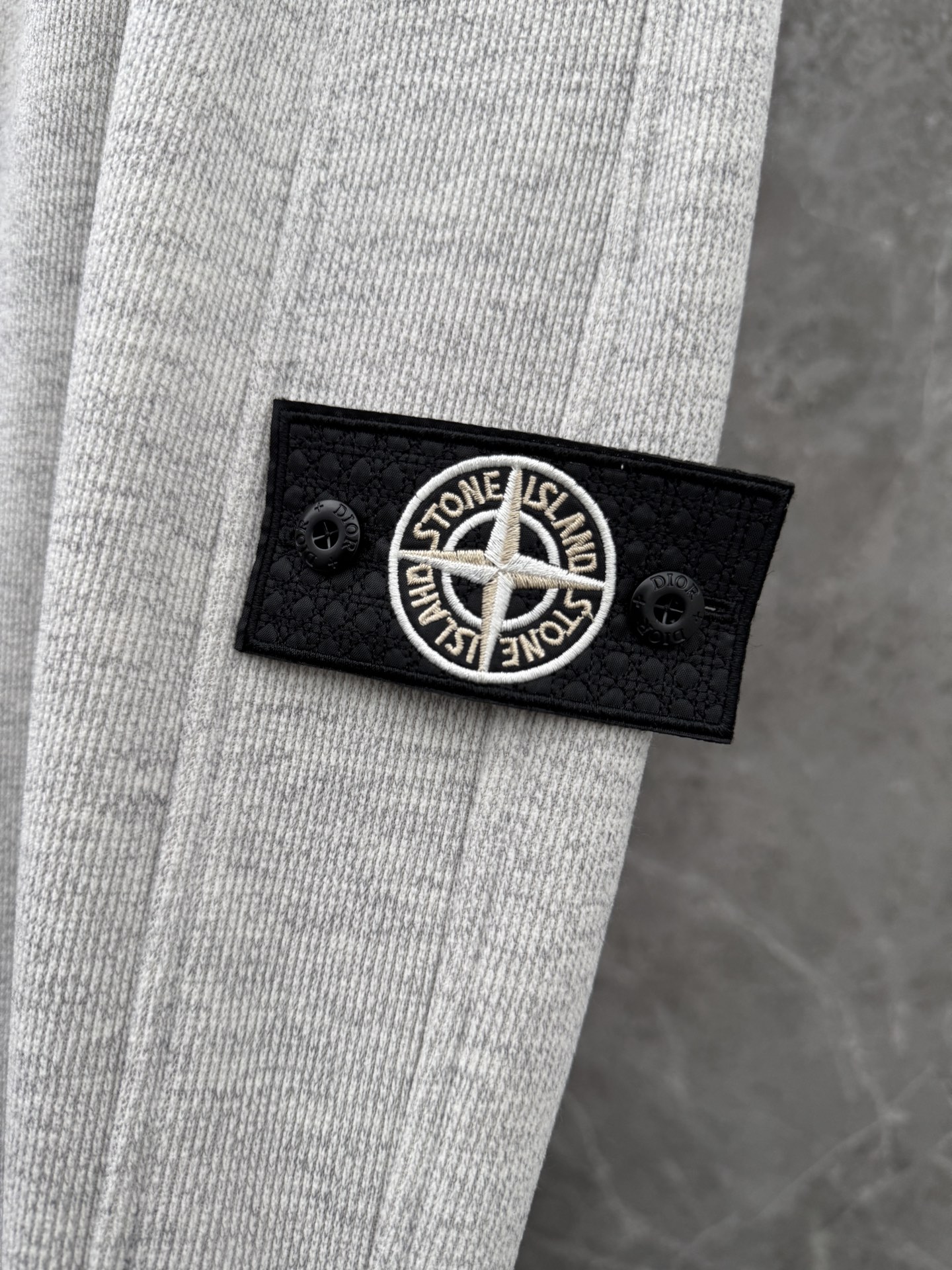 石头岛联名迪奥🌈🌈新款休闲加绒长裤，采用高定加绒面料，面料挺括有型设计装饰，上身足够吸睛且回头率爆棚！休