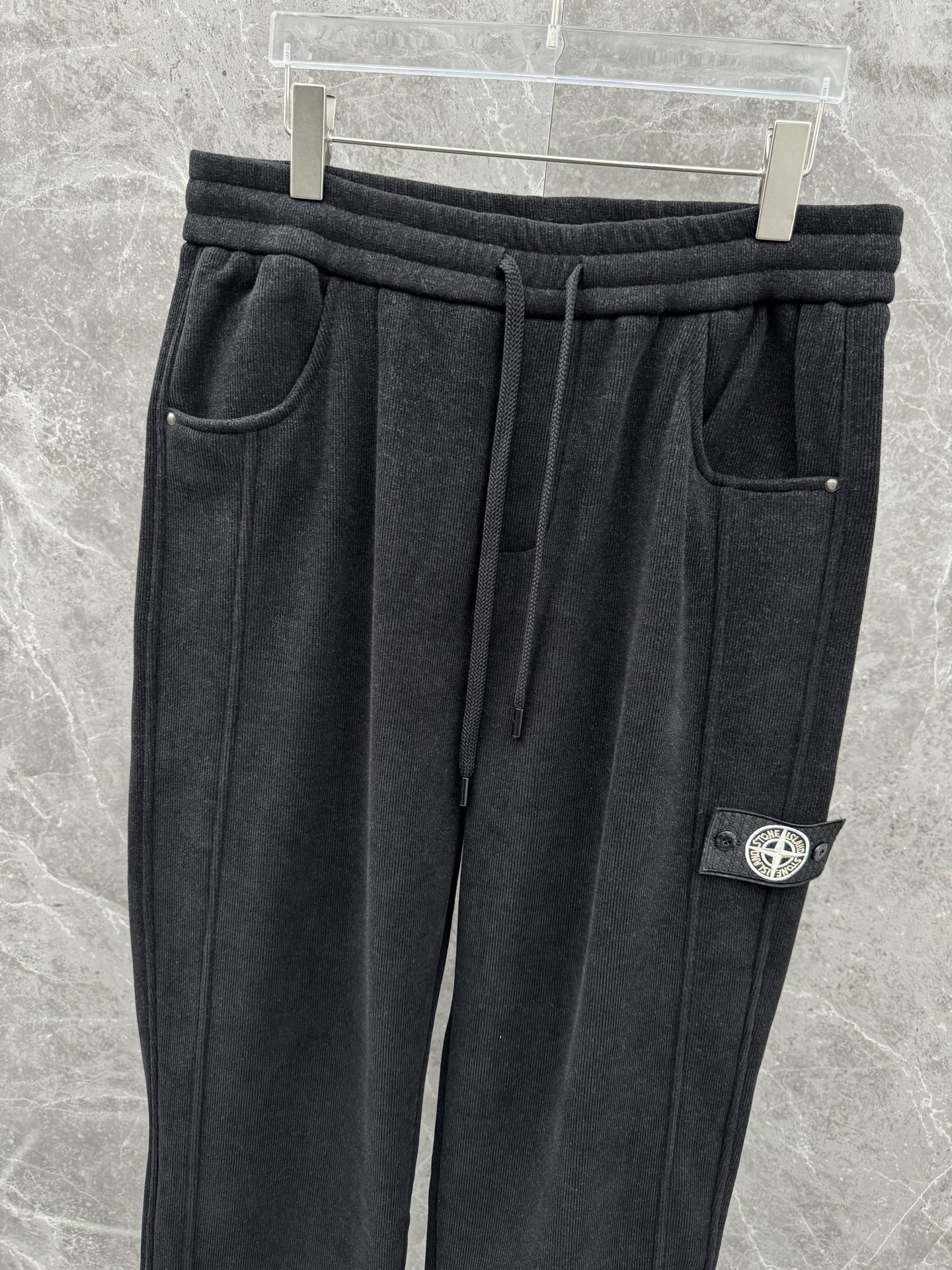 石头岛联名迪奥🌈🌈新款休闲加绒长裤，采用高定加绒面料，面料挺括有型设计装饰，上身足够吸睛且回头率爆棚！休