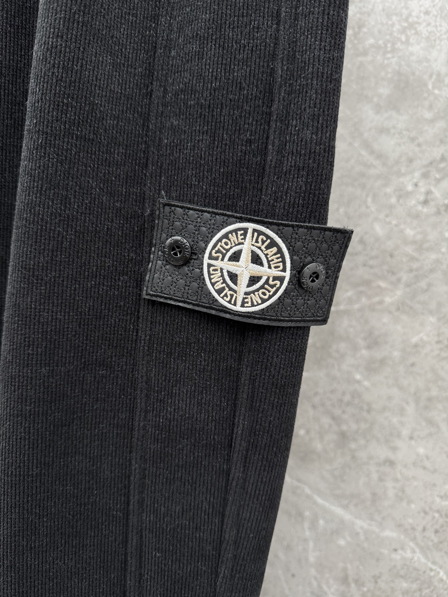 石头岛联名迪奥🌈🌈新款休闲加绒长裤，采用高定加绒面料，面料挺括有型设计装饰，上身足够吸睛且回头率爆棚！休