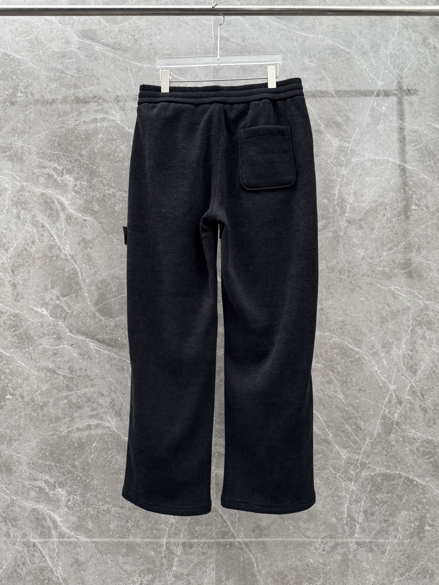 石头岛联名迪奥🌈🌈新款休闲加绒长裤，采用高定加绒面料，面料挺括有型设计装饰，上身足够吸睛且回头率爆棚！休