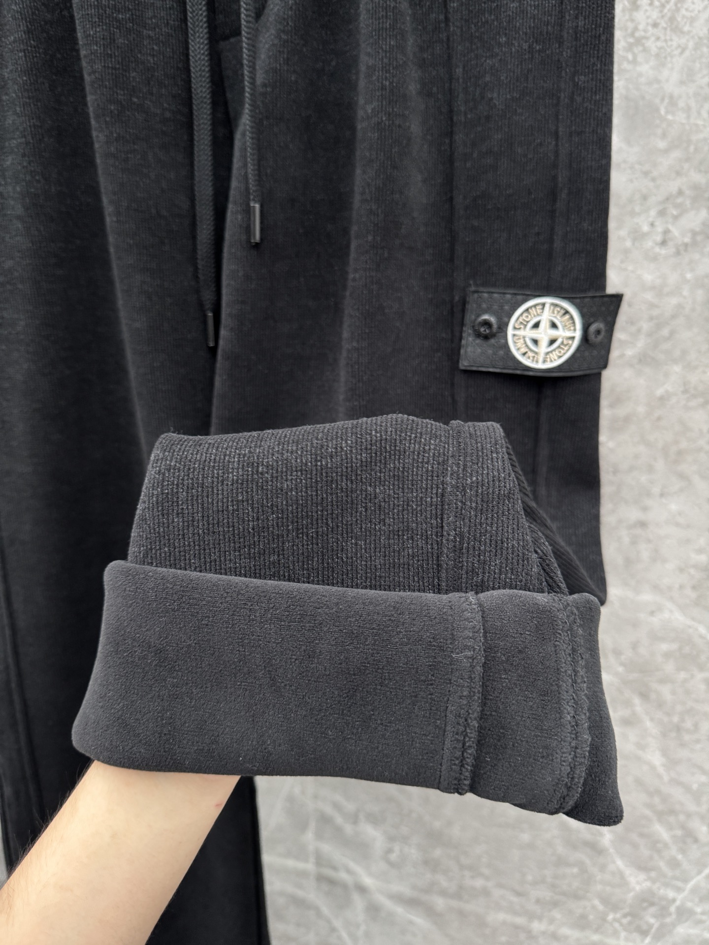 石头岛联名迪奥🌈🌈新款休闲加绒长裤，采用高定加绒面料，面料挺括有型设计装饰，上身足够吸睛且回头率爆棚！休