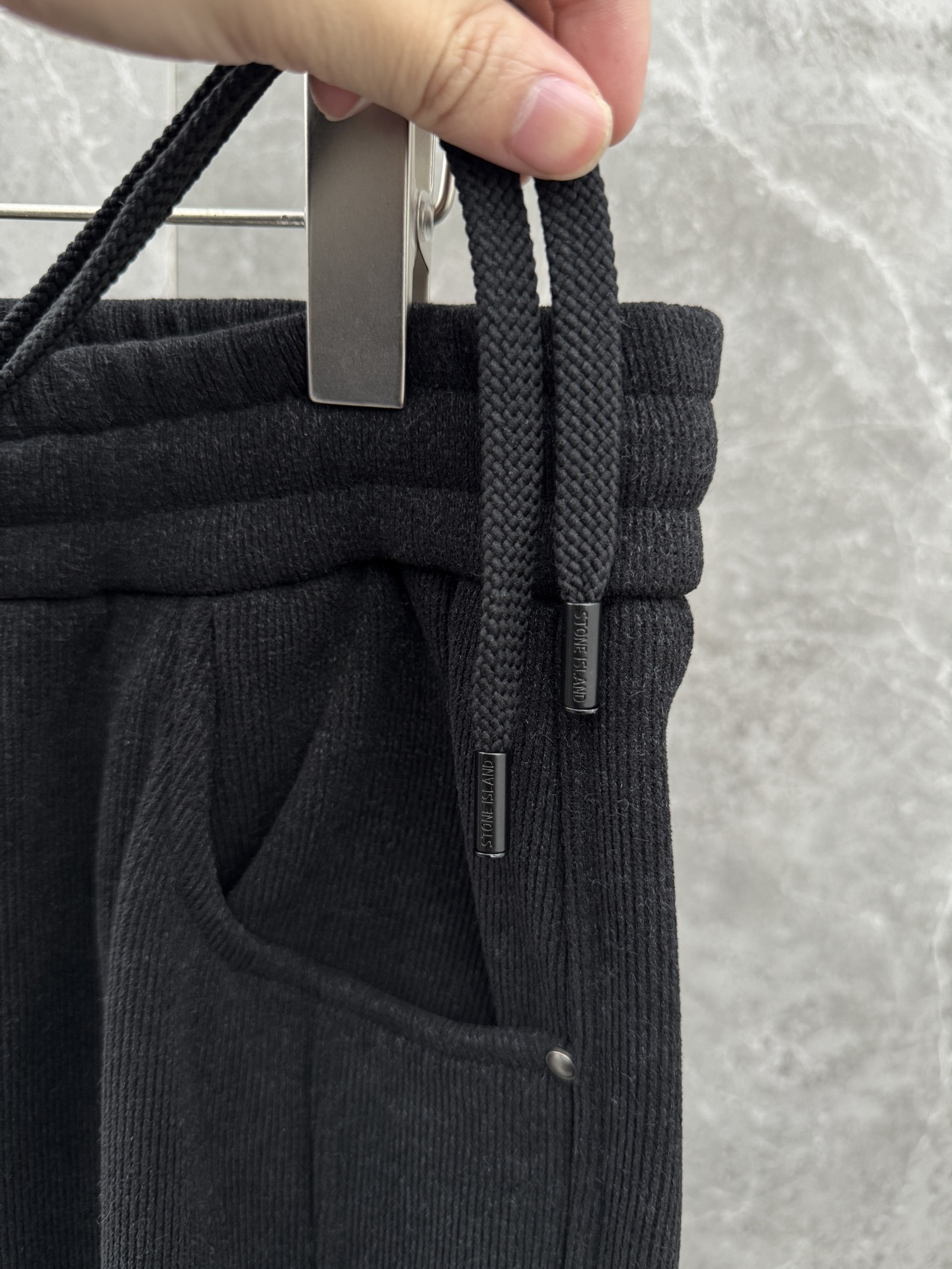 石头岛联名迪奥🌈🌈新款休闲加绒长裤，采用高定加绒面料，面料挺括有型设计装饰，上身足够吸睛且回头率爆棚！休