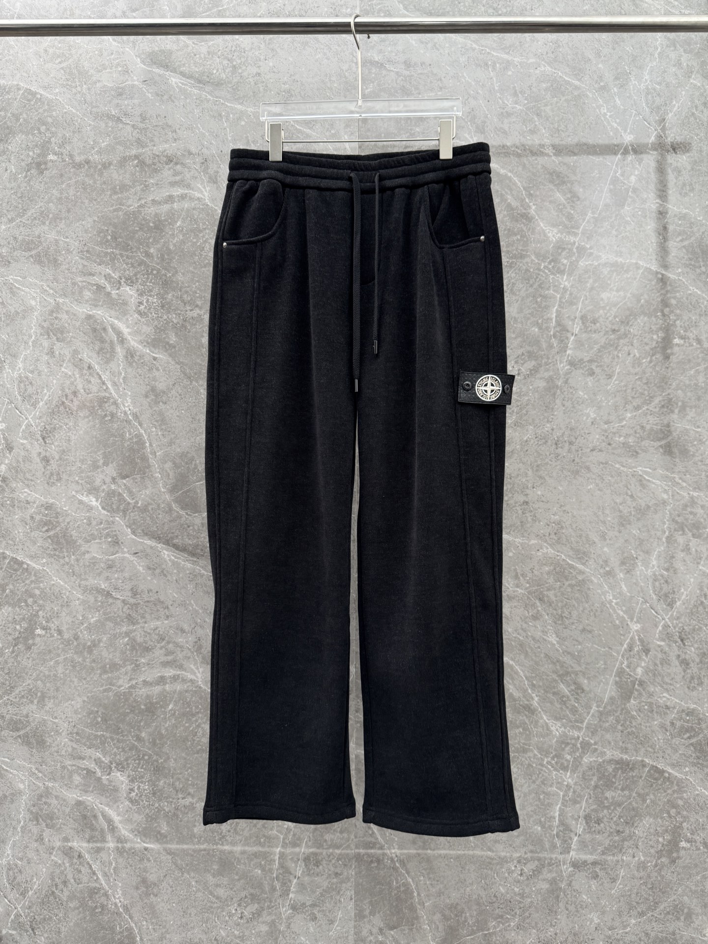 石头岛联名迪奥🌈🌈新款休闲加绒长裤，采用高定加绒面料，面料挺括有型设计装饰，上身足够吸睛且回头率爆棚！休