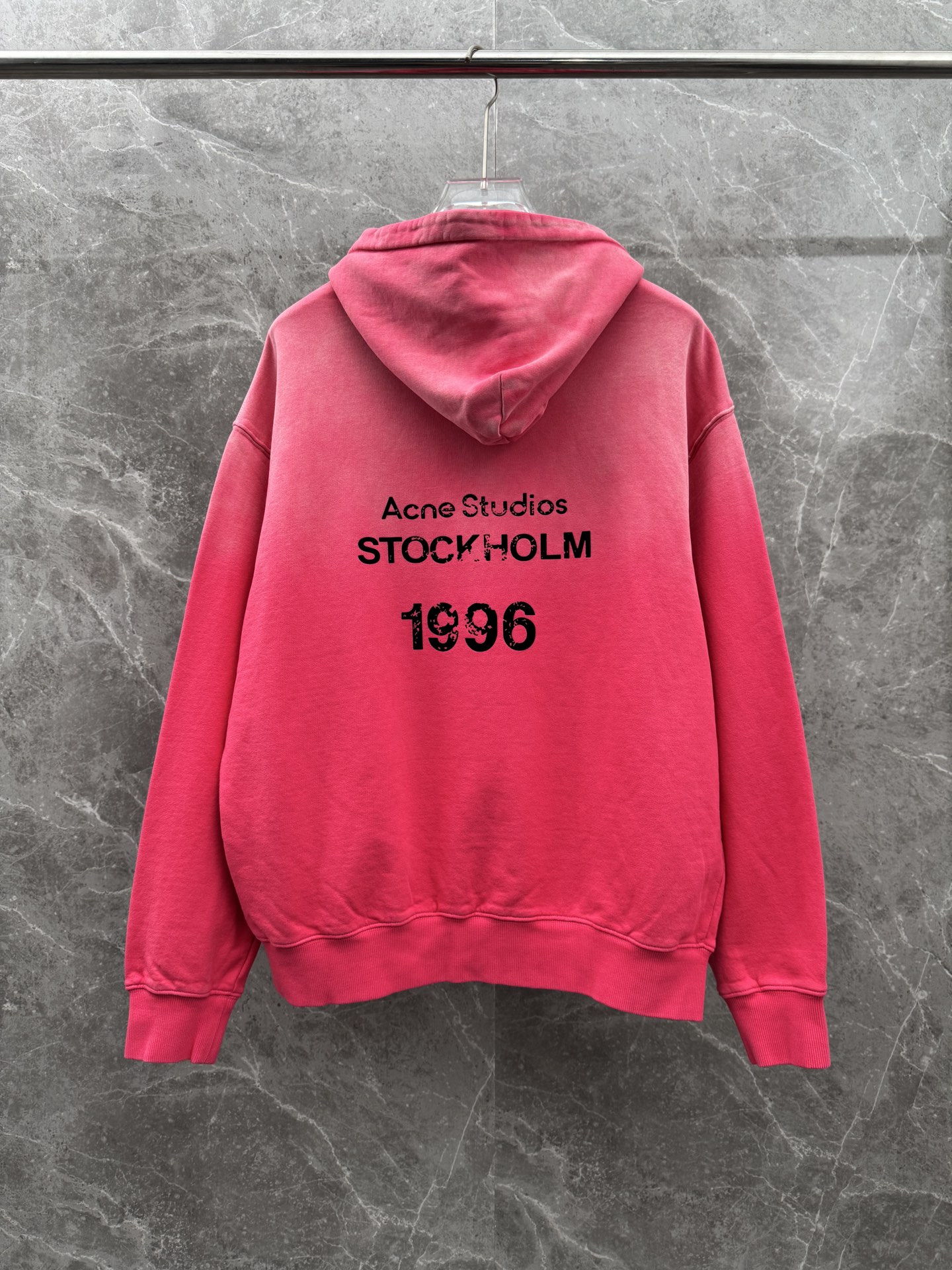 Acne Studios🌈🌈新款卫衣，采用洗水纯棉420克，亲肤舒适！版型漂亮百搭款！logo设计别具一