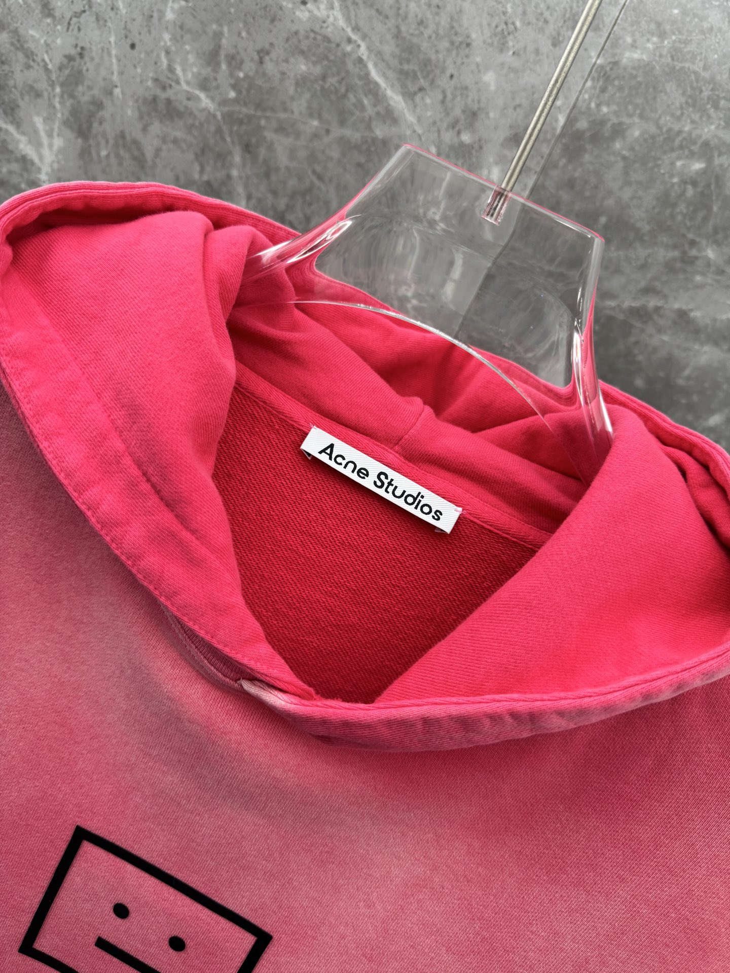 Acne Studios🌈🌈新款卫衣，采用洗水纯棉420克，亲肤舒适！版型漂亮百搭款！logo设计别具一