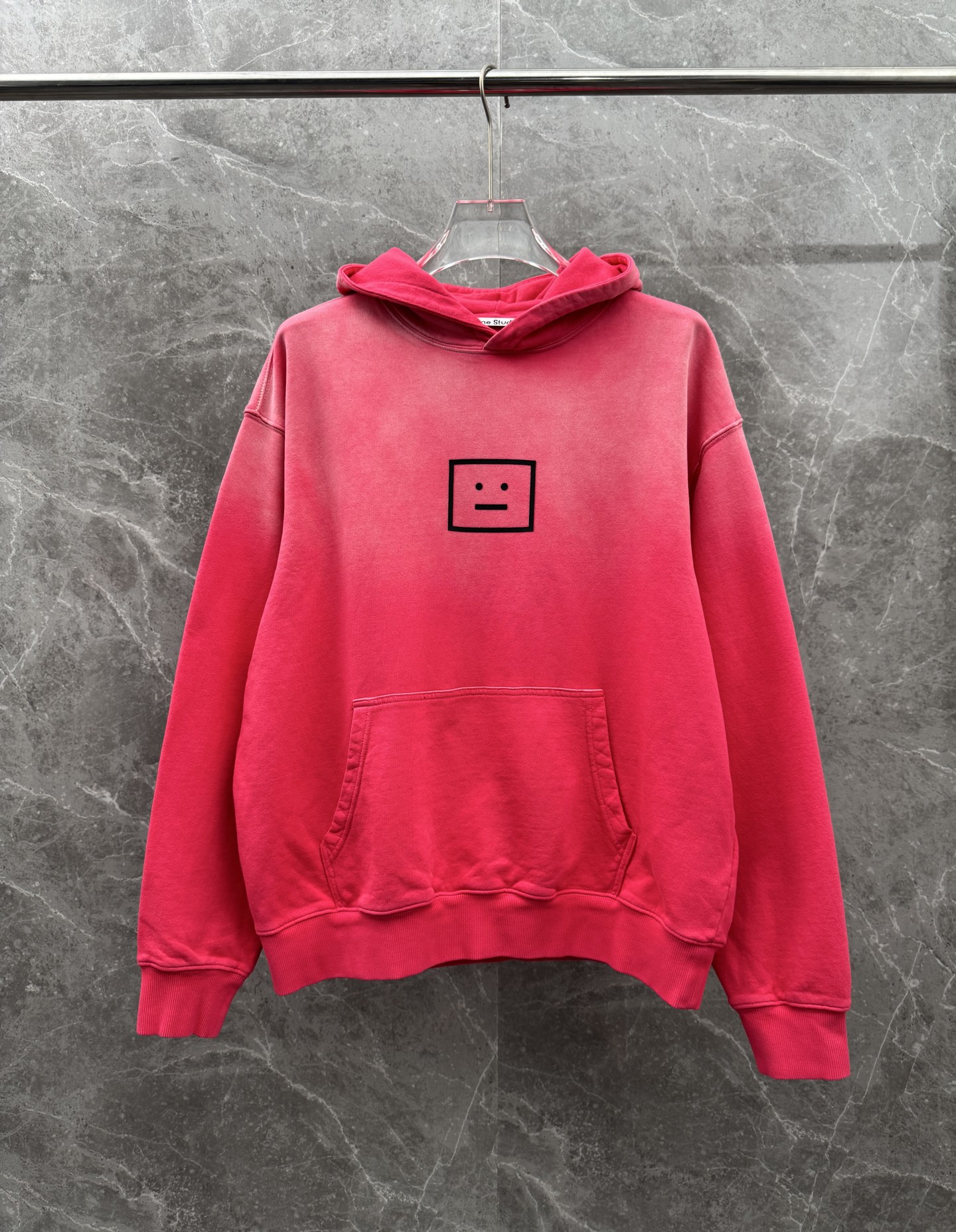 Acne Studios🌈🌈新款卫衣，采用洗水纯棉420克，亲肤舒适！版型漂亮百搭款！logo设计别具一