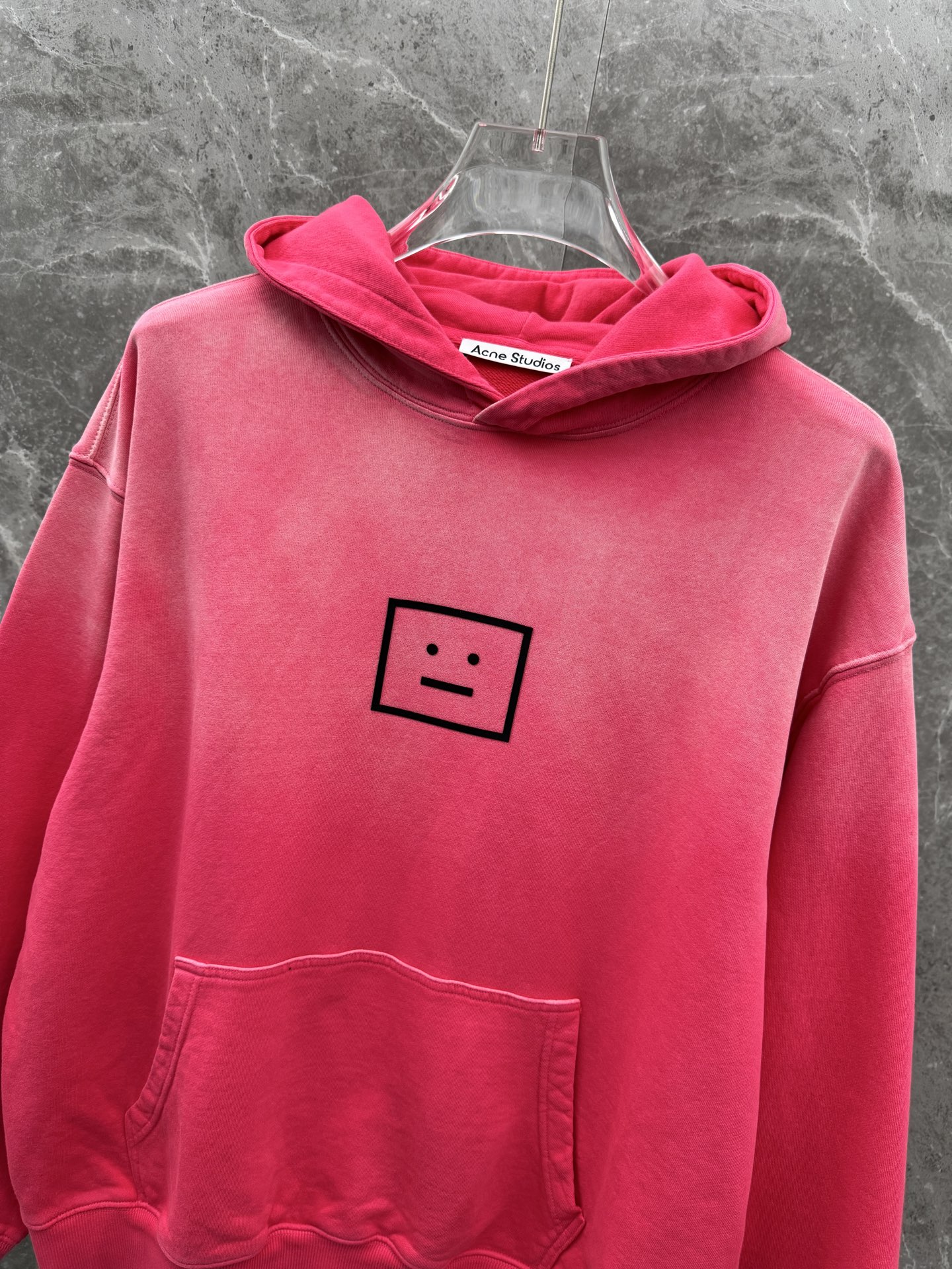 Acne Studios🌈🌈新款卫衣，采用洗水纯棉420克，亲肤舒适！版型漂亮百搭款！logo设计别具一