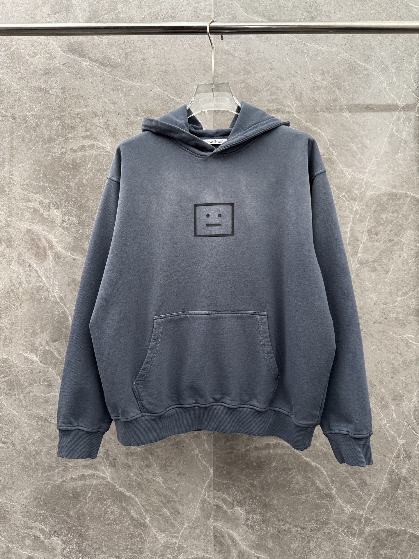 Acne Studios🌈🌈新款卫衣，采用洗水纯棉420克，亲肤舒适！版型漂亮百搭款！logo设计别具一