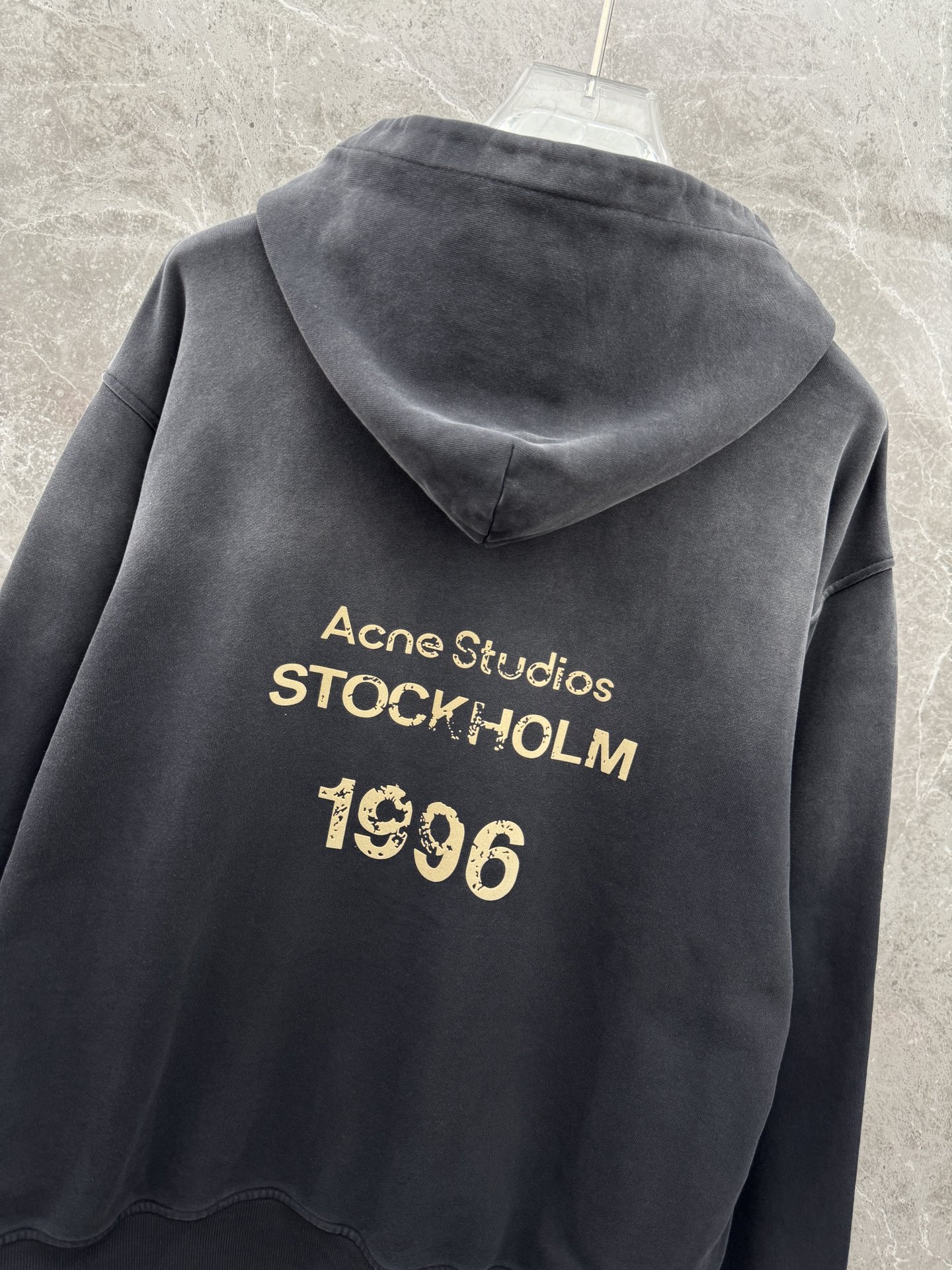 Acne Studios🌈🌈新款卫衣，采用洗水纯棉420克，亲肤舒适！版型漂亮百搭款！logo设计别具一