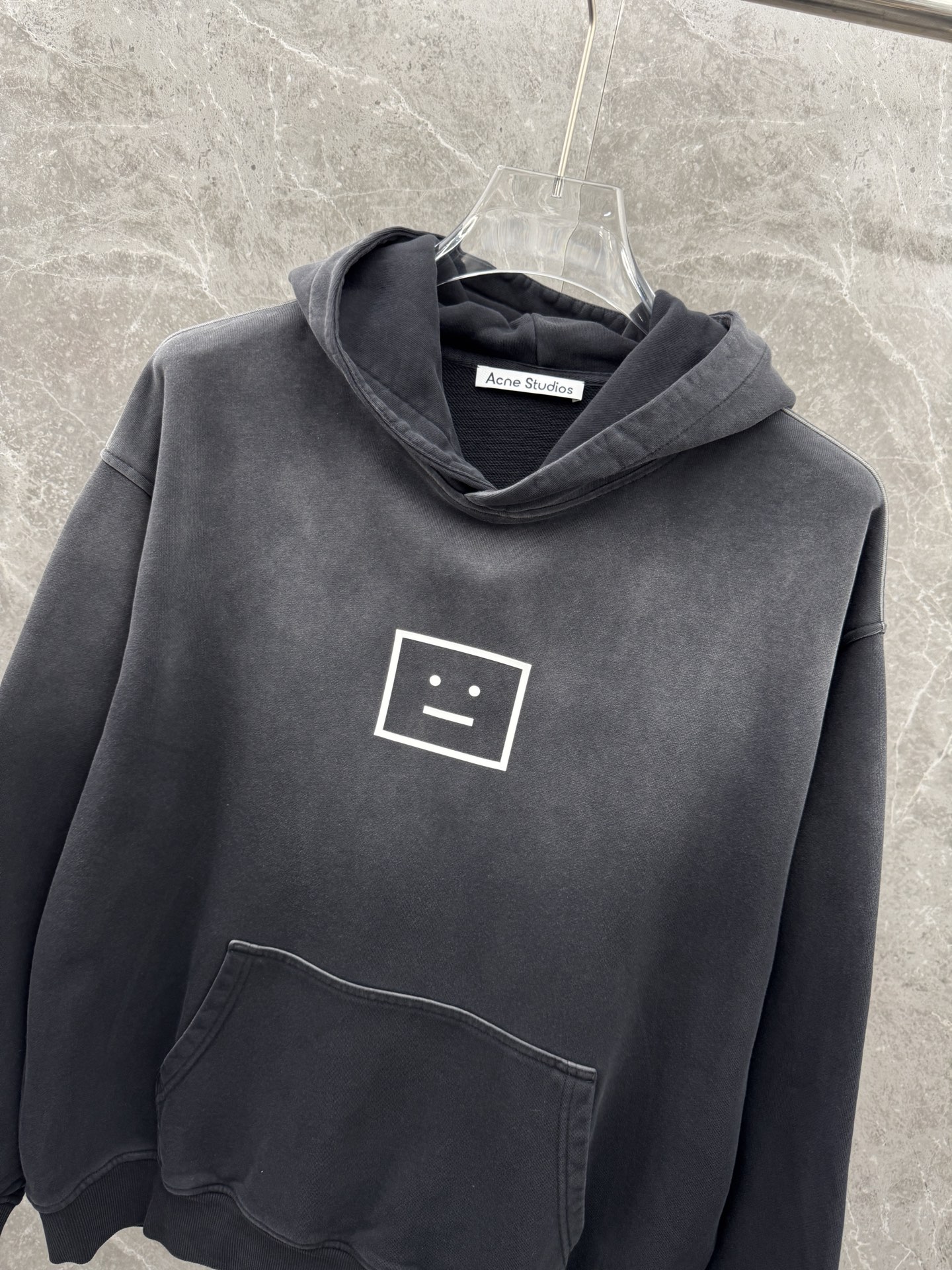 Acne Studios🌈🌈新款卫衣，采用洗水纯棉420克，亲肤舒适！版型漂亮百搭款！logo设计别具一