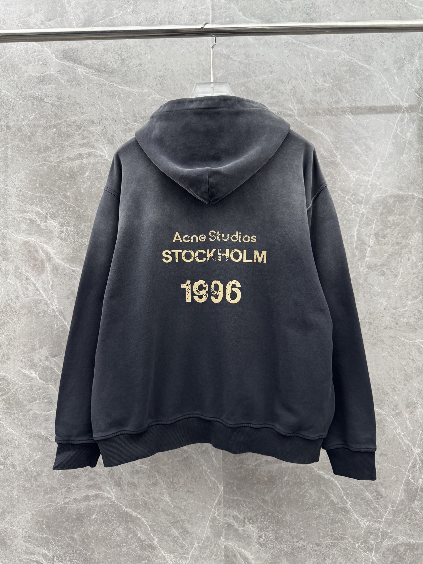 Acne Studios🌈🌈新款卫衣，采用洗水纯棉420克，亲肤舒适！版型漂亮百搭款！logo设计别具一