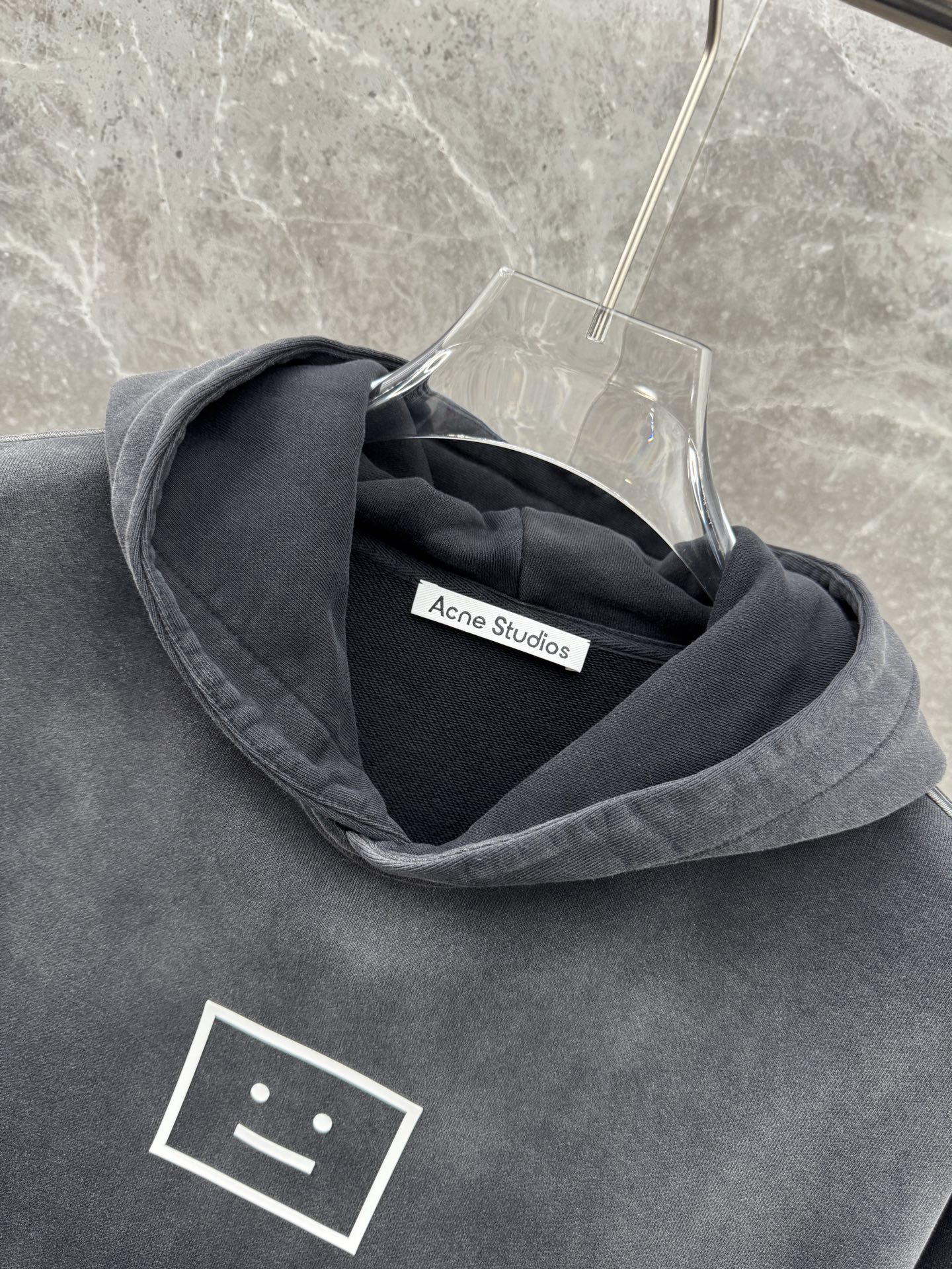 Acne Studios🌈🌈新款卫衣，采用洗水纯棉420克，亲肤舒适！版型漂亮百搭款！logo设计别具一