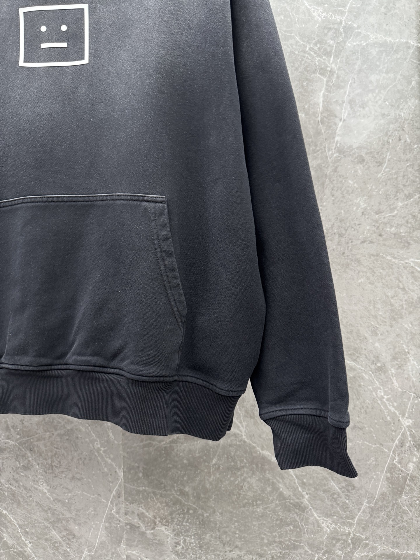 Acne Studios🌈🌈新款卫衣，采用洗水纯棉420克，亲肤舒适！版型漂亮百搭款！logo设计别具一