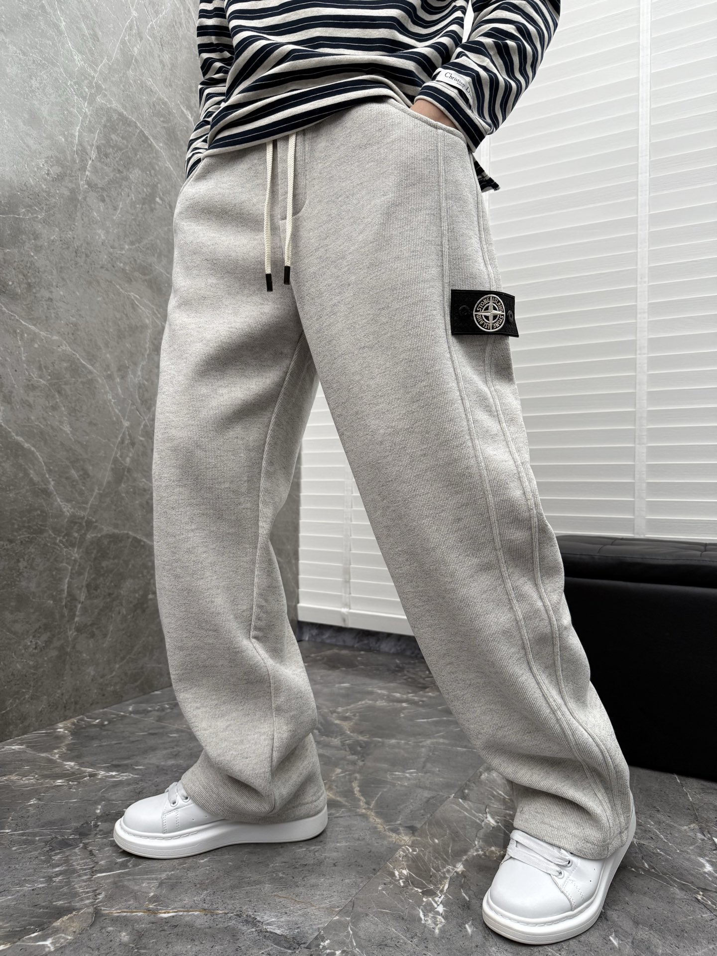 石头岛联名迪奥🌈🌈新款休闲加绒长裤，采用高定加绒面料，面料挺括有型设计装饰，上身足够吸睛且回头率爆棚！休