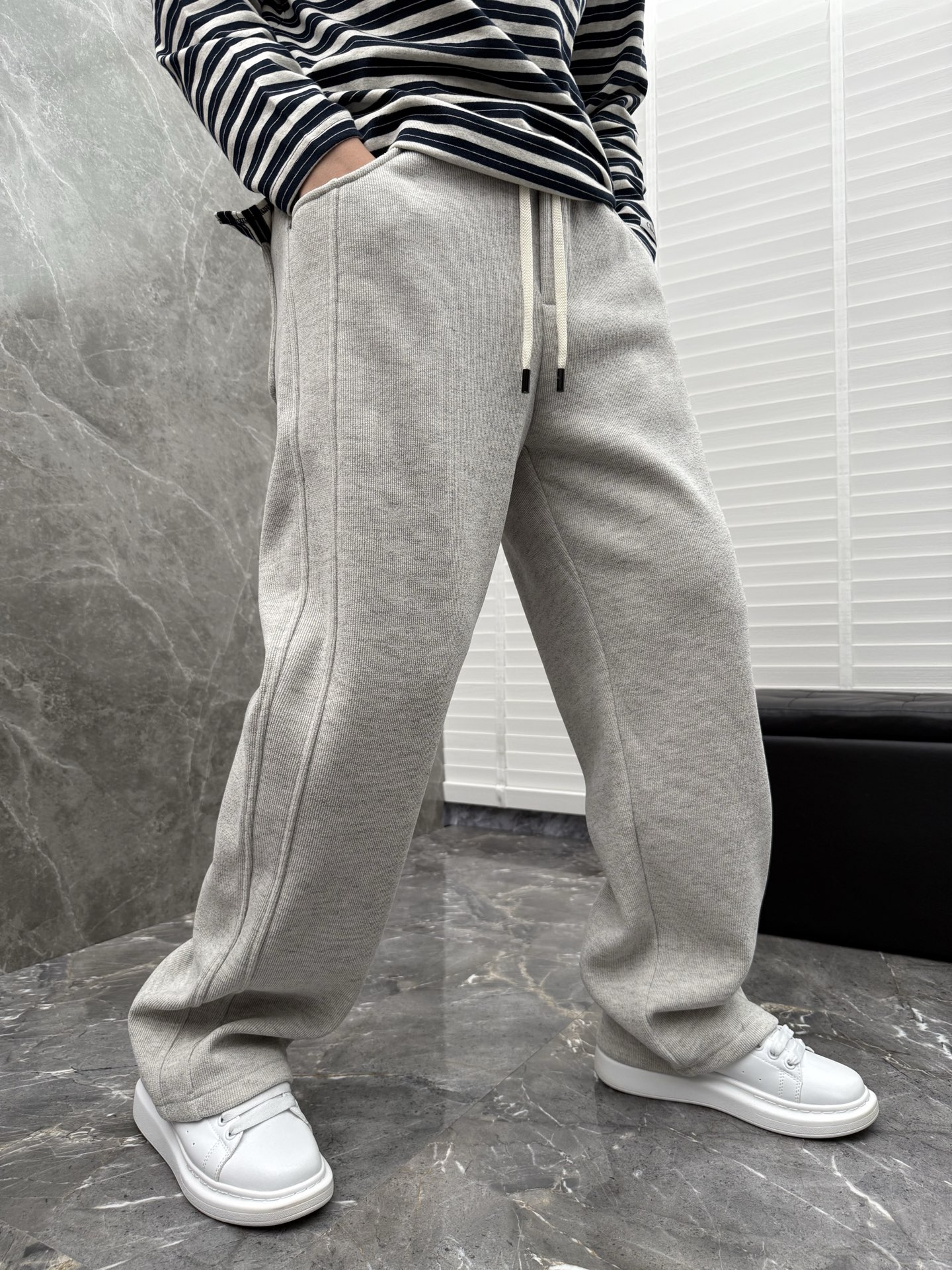 石头岛联名迪奥🌈🌈新款休闲加绒长裤，采用高定加绒面料，面料挺括有型设计装饰，上身足够吸睛且回头率爆棚！休