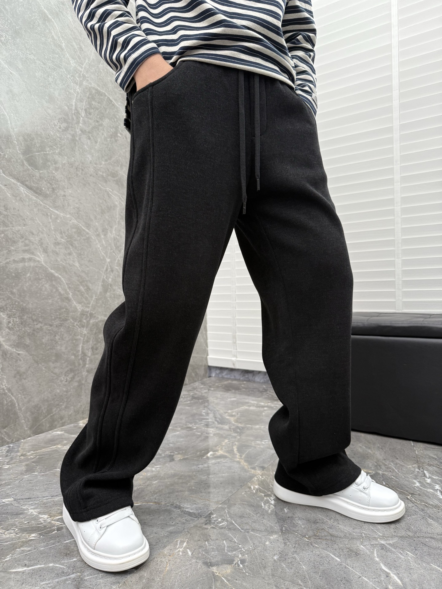 石头岛联名迪奥🌈🌈新款休闲加绒长裤，采用高定加绒面料，面料挺括有型设计装饰，上身足够吸睛且回头率爆棚！休