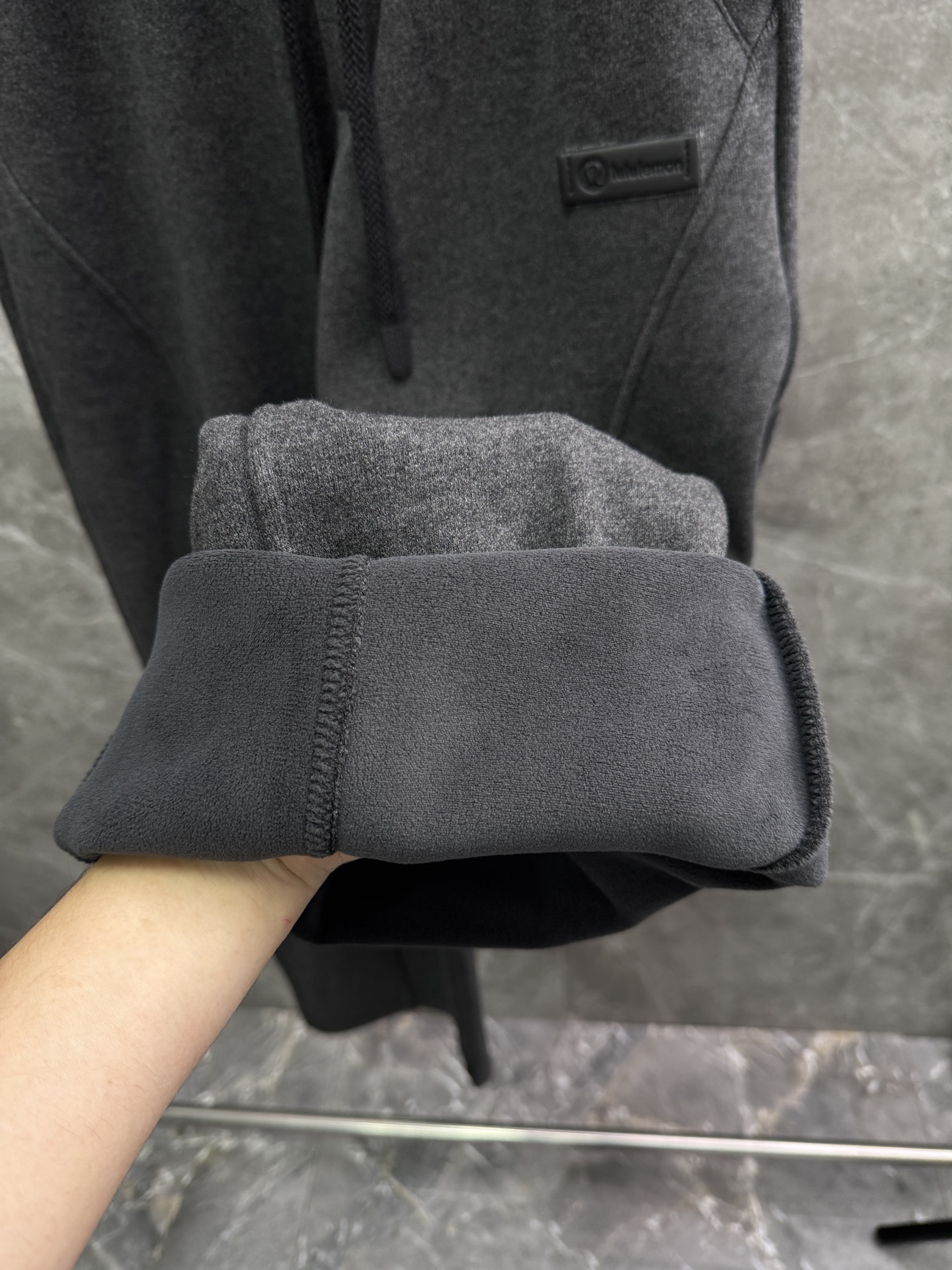 Lulu🌈🌈新款加绒休闲裤，采用高定加绒面料，手感柔软舒适，亲肤透气。侧边采用皮牌点缀，低调奢华，超级好